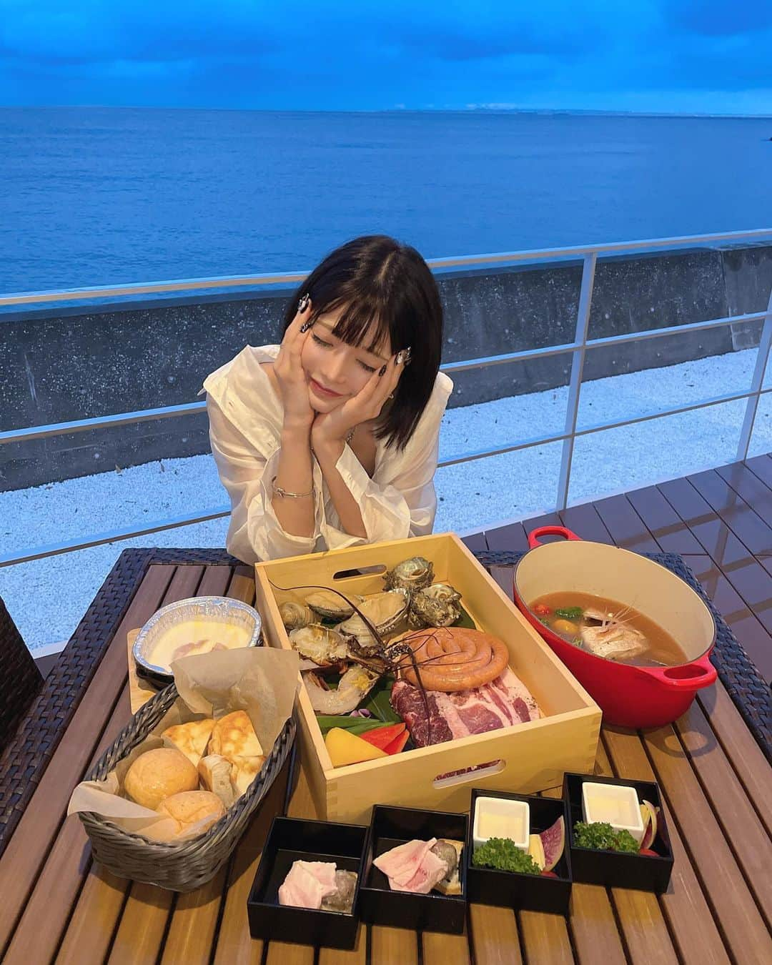 米倉みゆさんのインスタグラム写真 - (米倉みゆInstagram)「一時期、森にハマってたけど 最近海とか川が行くこと多い✨ · 千葉の南房総・金谷にいきました~~~！ 沢山写真あるので全部見てほしい~~~！ . 平日に鈍行で行ったので 東京から2時間半くらいだったかなー？？ 車ある人は車推奨！笑🤣 . . 泊まったホテルは 全室オーシャンビューでペット可🐶 夜ご飯、朝ごはんは自分たちで作るスタイルが新しくて楽しかった👏👏 . 伊勢海老がすごい美味しかった🦐 海老大好き🦐 貝は全部友達にあげた(焼き物ほぼ貝なのに) . . 次の日は、テレビとかで超有名な黄金アジのお店「さすけ食堂」に朝8:30に名前書きに行って チェックアウト11:00までのんびりして外で2時間半待たずにアジ食べれました🐟幸せ . よねさんオフ動画は、ファンクラブ記事に載せるので続きはこちらから👶▶️ https://followme.app/@yone__miyu630 . . . . . . . #ベイサイド金谷 #BAYSIDEKANAYA #千葉グランピング #千葉キャンプ #千葉ドッグラン #LAMERBLEUE #浜金谷 #南房総 #金谷 #千葉グルメ #千葉旅行 #国内旅行 #女子旅 #女子会 #海 #東京湾 #ビーチ #夏 #黒髪 #インナーカラー #イヤリングカラー #切りっぱなしボブ #ボブ #韓国ヘア #黒ネイル #地雷 #キャミワンピ #黒 #ファッション #シルバーアクセサリー PR」9月7日 1時06分 - yone__miyu630