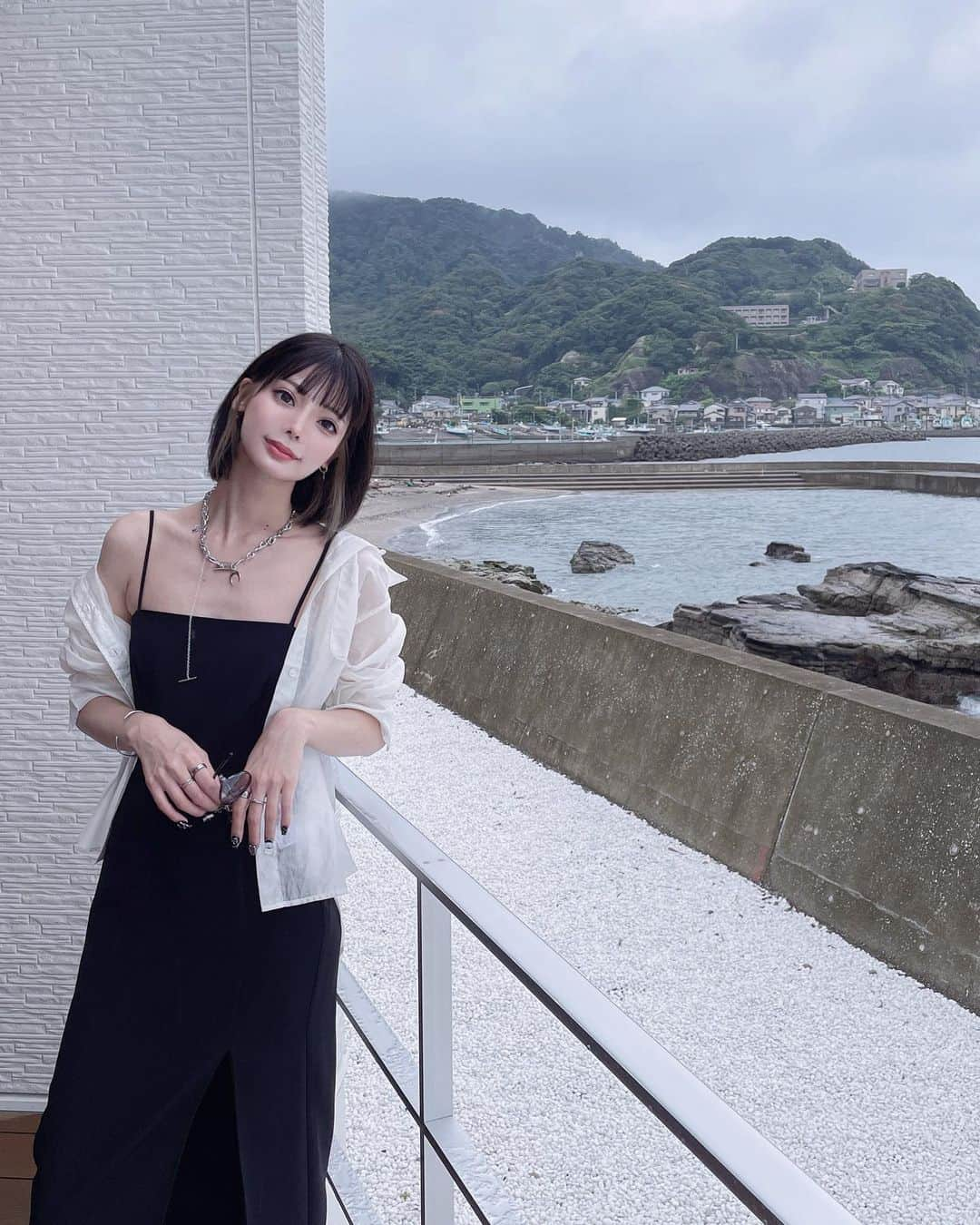 米倉みゆさんのインスタグラム写真 - (米倉みゆInstagram)「一時期、森にハマってたけど 最近海とか川が行くこと多い✨ · 千葉の南房総・金谷にいきました~~~！ 沢山写真あるので全部見てほしい~~~！ . 平日に鈍行で行ったので 東京から2時間半くらいだったかなー？？ 車ある人は車推奨！笑🤣 . . 泊まったホテルは 全室オーシャンビューでペット可🐶 夜ご飯、朝ごはんは自分たちで作るスタイルが新しくて楽しかった👏👏 . 伊勢海老がすごい美味しかった🦐 海老大好き🦐 貝は全部友達にあげた(焼き物ほぼ貝なのに) . . 次の日は、テレビとかで超有名な黄金アジのお店「さすけ食堂」に朝8:30に名前書きに行って チェックアウト11:00までのんびりして外で2時間半待たずにアジ食べれました🐟幸せ . よねさんオフ動画は、ファンクラブ記事に載せるので続きはこちらから👶▶️ https://followme.app/@yone__miyu630 . . . . . . . #ベイサイド金谷 #BAYSIDEKANAYA #千葉グランピング #千葉キャンプ #千葉ドッグラン #LAMERBLEUE #浜金谷 #南房総 #金谷 #千葉グルメ #千葉旅行 #国内旅行 #女子旅 #女子会 #海 #東京湾 #ビーチ #夏 #黒髪 #インナーカラー #イヤリングカラー #切りっぱなしボブ #ボブ #韓国ヘア #黒ネイル #地雷 #キャミワンピ #黒 #ファッション #シルバーアクセサリー PR」9月7日 1時06分 - yone__miyu630