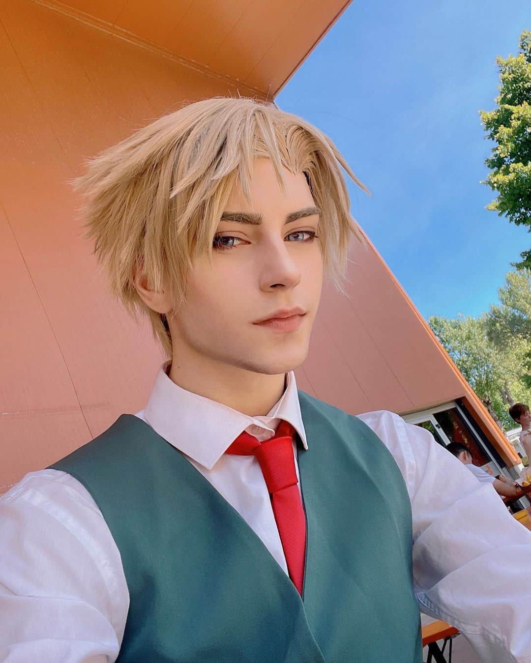 Geheさんのインスタグラム写真 - (GeheInstagram)「finally got to wear Loid this past weekend 🥰 good photos soon too    #spyxfamily #loidcosplay #spyxfamilycosplay」9月7日 1時42分 - geheichou