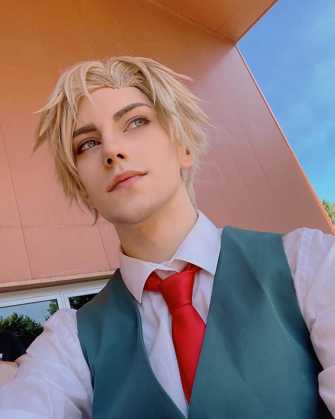 Geheさんのインスタグラム写真 - (GeheInstagram)「finally got to wear Loid this past weekend 🥰 good photos soon too    #spyxfamily #loidcosplay #spyxfamilycosplay」9月7日 1時42分 - geheichou