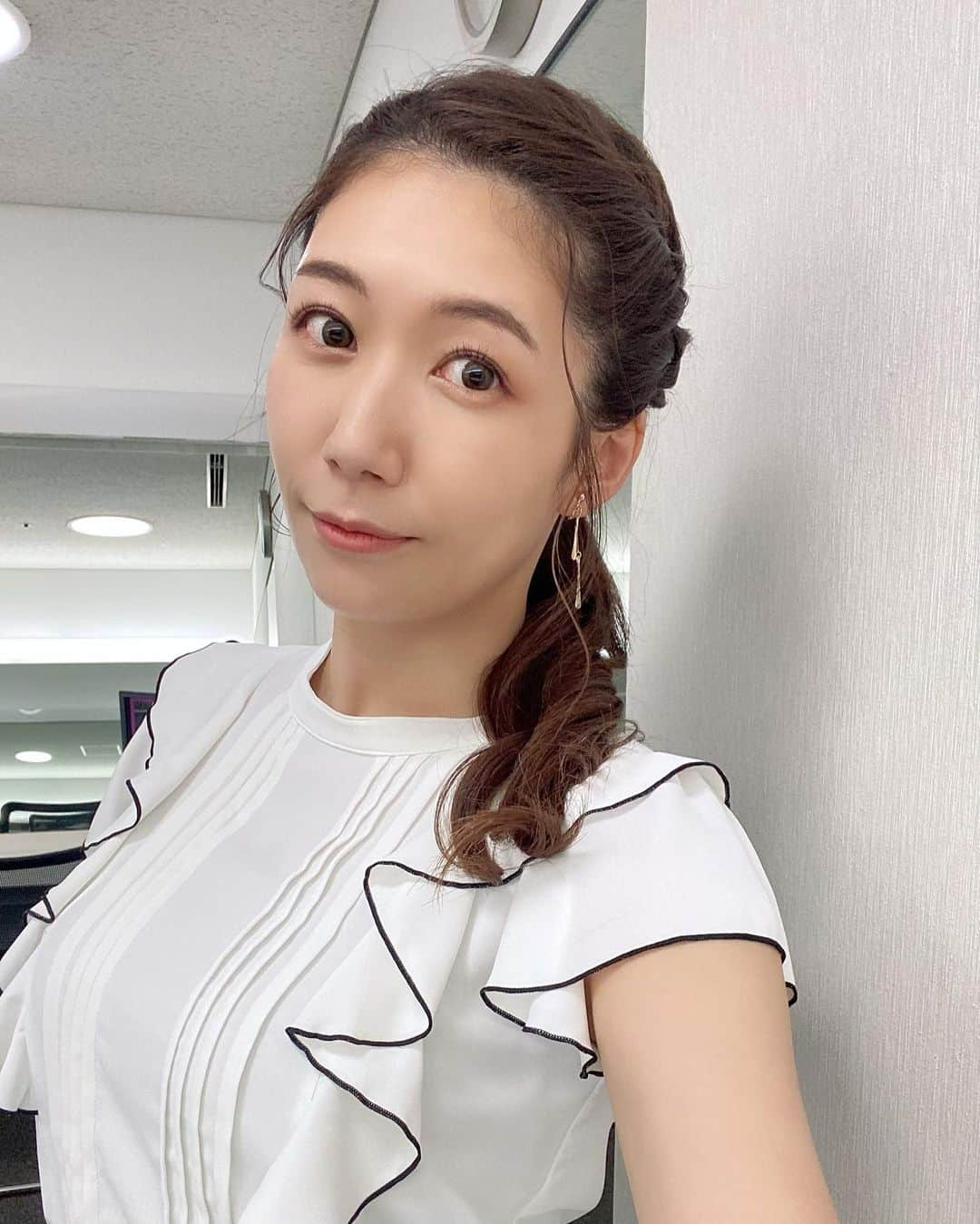 穂川果音さんのインスタグラム写真 - (穂川果音Instagram)「hairstyle  ポニーテールです😊  #お仕事記録　#アベプラ　#abema #気象予報士　#ヘアスタイル　#ヘアアレンジ　#お天気キャスターコーデ　#hairstyles #hairarrange #beauty #weatherforecast #weatherman #ポニーテール　#ポニーテールアレンジ　#ロングヘアアレンジ #穂川果音 #ほかのん　#9月コーデ」9月7日 12時50分 - hokawakanonn