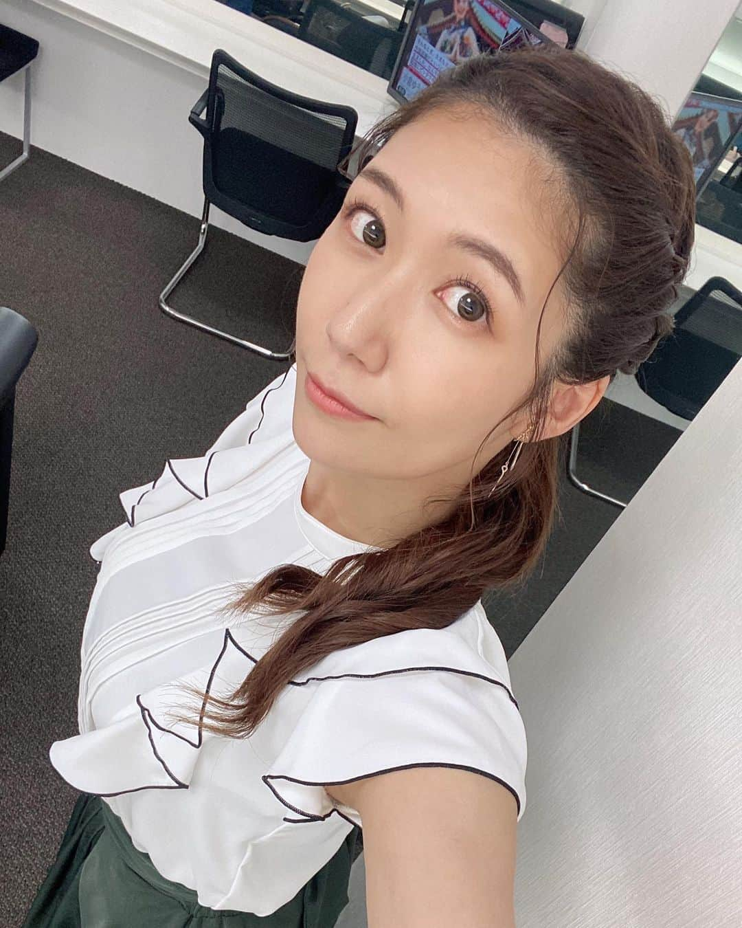 穂川果音さんのインスタグラム写真 - (穂川果音Instagram)「hairstyle  ポニーテールです😊  #お仕事記録　#アベプラ　#abema #気象予報士　#ヘアスタイル　#ヘアアレンジ　#お天気キャスターコーデ　#hairstyles #hairarrange #beauty #weatherforecast #weatherman #ポニーテール　#ポニーテールアレンジ　#ロングヘアアレンジ #穂川果音 #ほかのん　#9月コーデ」9月7日 12時50分 - hokawakanonn