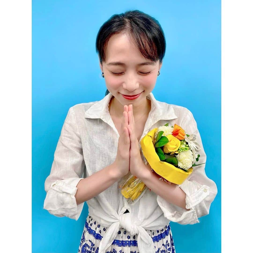 真彩希帆さんのインスタグラム写真 - (真彩希帆Instagram)「みなさま、こんにちは🌱  本日#ウェブザテレビジョン さんで 約一年連載させていただいた 「真彩希帆の知りたい！芸の道」 第11回、最終回がでました🫧💫  最後であるこの回は振り返り。  芸の道といってもさまざま。  人が生きる道そのものが『芸』につながると考える私は 普段じっくりお話させていただく機会が少ない素晴らしい皆様にインタビューさせて頂きました。  一年の間で、何を感じたか そして何を学んだかが書いてあります☺️  世の中は、ひとりひとりが 「どう生きていくか」 「他人の物差しではなく自分自身が何を思い、どう行動するか」 「人生の中で関わる限りある人々に対してどれだけリスペクトしあうことができるか」  そして何より 「自分自身を認めて優しく抱きしめることができるか」 が大事だと改めて感じています🫧  皆様にインタビューをしていく中で 最後の「自らに優しく」というものは どの方のお心からも滲み出ていました。  それができるから他人様にも優しく接することができるのだなと感じ そしてそれは、物腰柔らかく穏やかにわたしの心の琴線にふれ、涙が出ることが多々ありました。 沢山の生きる勇気とエネルギーをいただきました。  私が関わっている舞台というものは “その人自身”というものがダイレクトにお客様に伝わると感じています。  だからこそ、舞台上にいる時、そして作品を作る時、舞台にもお客様にも共演者のみんなにも自分自身にも気持ちに嘘をつかず誠心誠意向き合い構築していく。  そして時に 気持ちが安らぐ場所、やモノに触れて 穏やかな時間を過ごし また引き締める。 わたしにとって、それはなんとも素晴らしい日々であります。  人間がいるだけ道もあるわけで …これも、この世に生きる人間の道の一つ。  芸の道のインタビューは 今回で最後ですが  私たち自身の”道”はまだまだ続いていきます。 それがどうか “他人にとって”ではなく “自分に対して”穏やかで優しいものであることを 心から願います😌🙏🏻🫧  と、同時に限りある命ですから 時には自分自身の心を守る選択をして 生きていきましょうかね。💫  それでは 「真彩希帆の知りたい！芸の道」これにて完です💐✨  連載を楽しみにしてくださいました みなさま本当にありがとうございました！  最終記事、そして今までのインタビューもぜひ！ ご覧くださいませ☺️🫧🙏🏻  #真彩希帆の知りたい芸の道 #石川禅 さん #海宝直人 さん #濱田めぐみ さん #吉野圭吾 さん #みやぞん さん #浦井健治 さん #清塚信也 さん #もくもくちゃん #藤井靖 さん #新妻聖子 さん  #ご縁に感謝😌🙏🏻 #本当にありがとうございました💐  この連載をするにあたり関わってくださいました全ての方に愛を込めて…🕊  #真彩希帆」9月7日 13時17分 - maayakiho