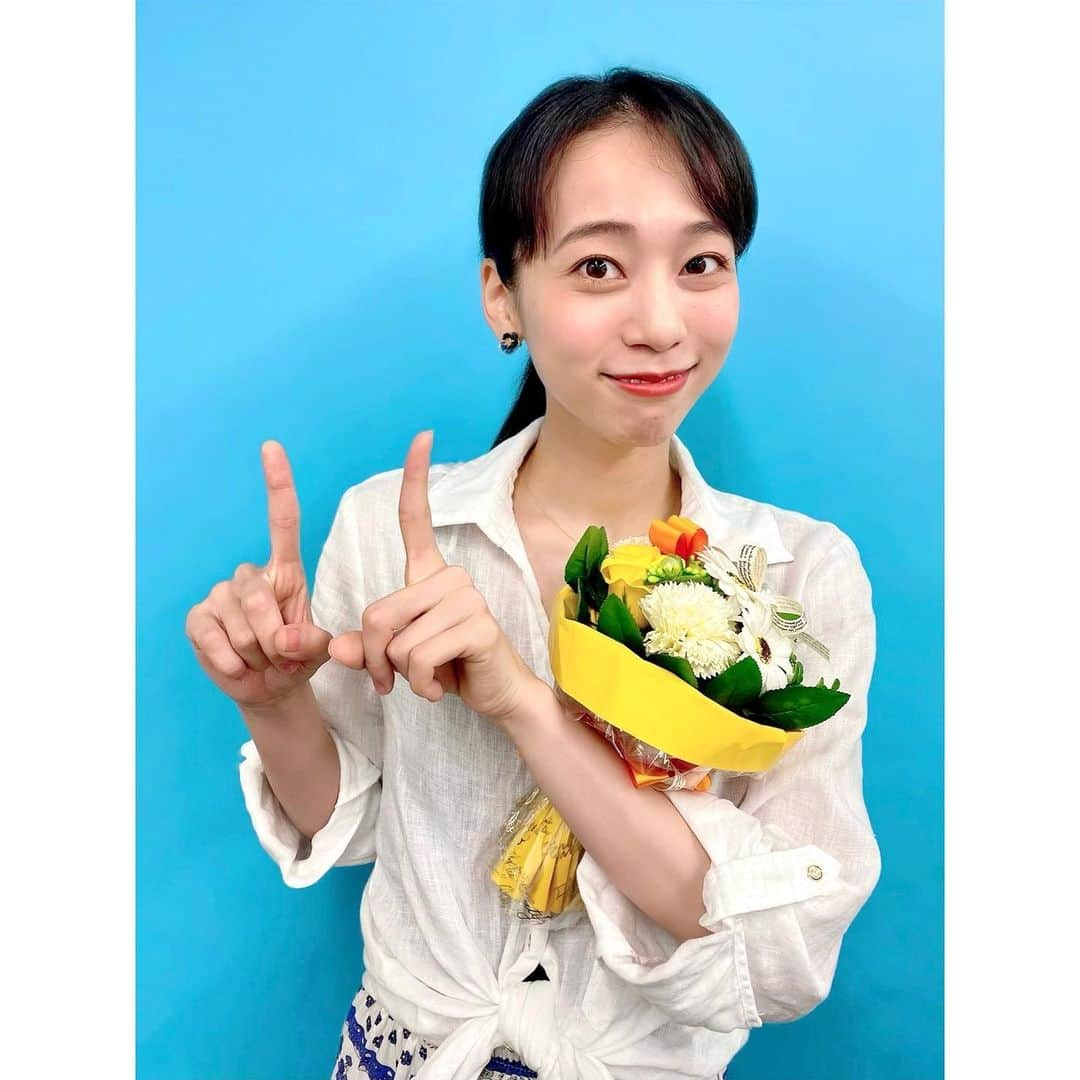 真彩希帆さんのインスタグラム写真 - (真彩希帆Instagram)「みなさま、こんにちは🌱  本日#ウェブザテレビジョン さんで 約一年連載させていただいた 「真彩希帆の知りたい！芸の道」 第11回、最終回がでました🫧💫  最後であるこの回は振り返り。  芸の道といってもさまざま。  人が生きる道そのものが『芸』につながると考える私は 普段じっくりお話させていただく機会が少ない素晴らしい皆様にインタビューさせて頂きました。  一年の間で、何を感じたか そして何を学んだかが書いてあります☺️  世の中は、ひとりひとりが 「どう生きていくか」 「他人の物差しではなく自分自身が何を思い、どう行動するか」 「人生の中で関わる限りある人々に対してどれだけリスペクトしあうことができるか」  そして何より 「自分自身を認めて優しく抱きしめることができるか」 が大事だと改めて感じています🫧  皆様にインタビューをしていく中で 最後の「自らに優しく」というものは どの方のお心からも滲み出ていました。  それができるから他人様にも優しく接することができるのだなと感じ そしてそれは、物腰柔らかく穏やかにわたしの心の琴線にふれ、涙が出ることが多々ありました。 沢山の生きる勇気とエネルギーをいただきました。  私が関わっている舞台というものは “その人自身”というものがダイレクトにお客様に伝わると感じています。  だからこそ、舞台上にいる時、そして作品を作る時、舞台にもお客様にも共演者のみんなにも自分自身にも気持ちに嘘をつかず誠心誠意向き合い構築していく。  そして時に 気持ちが安らぐ場所、やモノに触れて 穏やかな時間を過ごし また引き締める。 わたしにとって、それはなんとも素晴らしい日々であります。  人間がいるだけ道もあるわけで …これも、この世に生きる人間の道の一つ。  芸の道のインタビューは 今回で最後ですが  私たち自身の”道”はまだまだ続いていきます。 それがどうか “他人にとって”ではなく “自分に対して”穏やかで優しいものであることを 心から願います😌🙏🏻🫧  と、同時に限りある命ですから 時には自分自身の心を守る選択をして 生きていきましょうかね。💫  それでは 「真彩希帆の知りたい！芸の道」これにて完です💐✨  連載を楽しみにしてくださいました みなさま本当にありがとうございました！  最終記事、そして今までのインタビューもぜひ！ ご覧くださいませ☺️🫧🙏🏻  #真彩希帆の知りたい芸の道 #石川禅 さん #海宝直人 さん #濱田めぐみ さん #吉野圭吾 さん #みやぞん さん #浦井健治 さん #清塚信也 さん #もくもくちゃん #藤井靖 さん #新妻聖子 さん  #ご縁に感謝😌🙏🏻 #本当にありがとうございました💐  この連載をするにあたり関わってくださいました全ての方に愛を込めて…🕊  #真彩希帆」9月7日 13時17分 - maayakiho