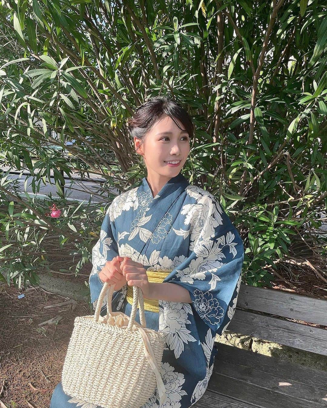 戸北美月さんのインスタグラム写真 - (戸北美月Instagram)「. もう夏も終わりかけですが 浴衣の写真を🌿  友人に「着付けの練習させて！」と頼まれて、 今年は久しぶりに浴衣を着ることができました😚  涼しげなカラーがお気に入りです🎐  #浴衣」9月7日 17時59分 - mizuki_tokita