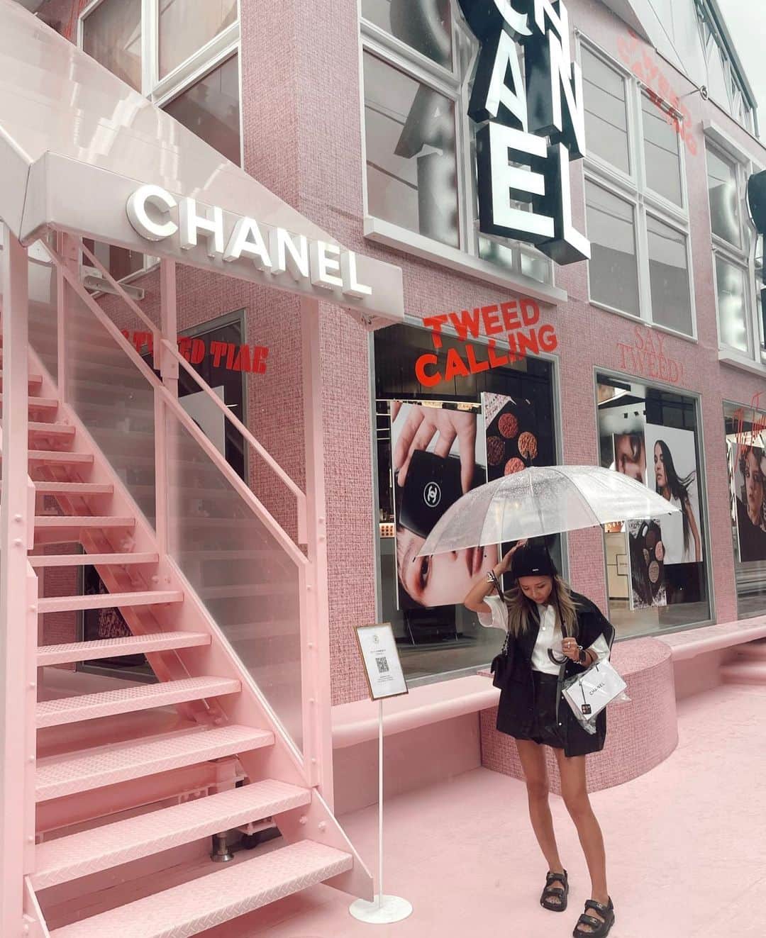 ✷kana✷さんのインスタグラム写真 - (✷kana✷Instagram)「雨にも負けず、、？ @chanel.beauty   ほんとは靴下履いてたんだけどな🙄☔️🧦  #chanelbeauty#chanelbeautyhouse#omotesando#シャネルビューティーハウス#モノトーンコーデ#表参道#150cmコーデ」9月7日 19時34分 - xxkana513xx