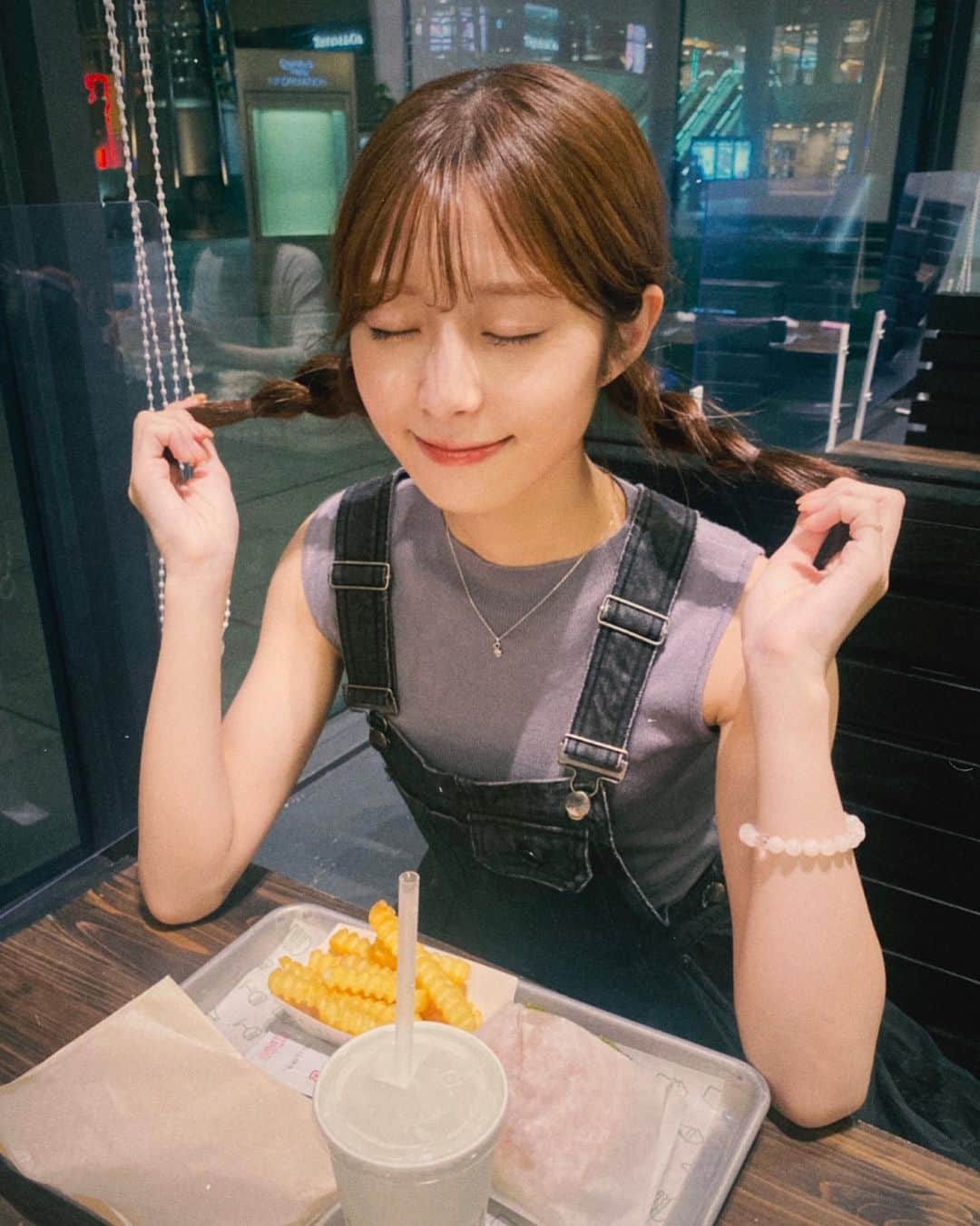 松川星さんのインスタグラム写真 - (松川星Instagram)「⁡ シェイクシャックのハンバーガー だいすき 🍔♡ ⁡ 今月も眉毛整えてもらいました ゆいさんありがとうございます🧴✨」9月7日 20時35分 - akarin__rin