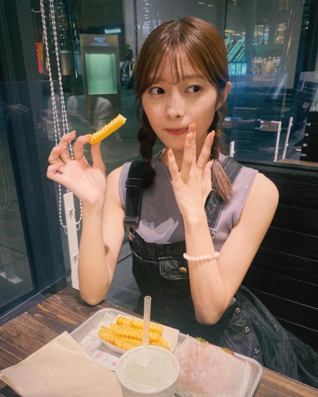 松川星さんのインスタグラム写真 - (松川星Instagram)「⁡ シェイクシャックのハンバーガー だいすき 🍔♡ ⁡ 今月も眉毛整えてもらいました ゆいさんありがとうございます🧴✨」9月7日 20時35分 - akarin__rin