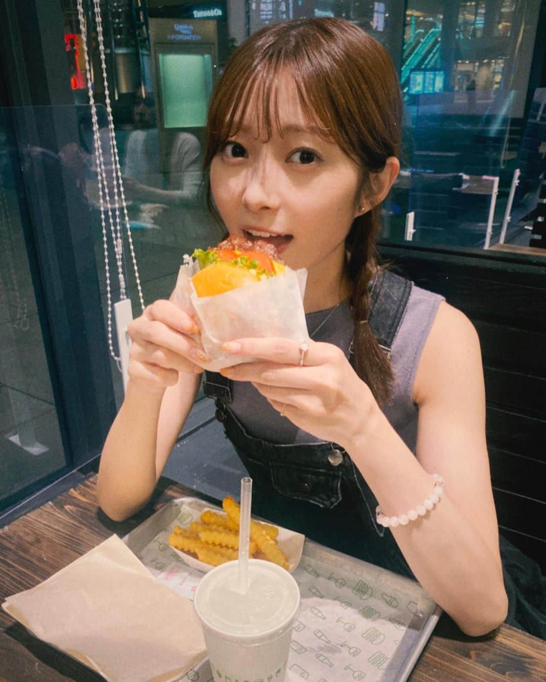 松川星さんのインスタグラム写真 - (松川星Instagram)「⁡ シェイクシャックのハンバーガー だいすき 🍔♡ ⁡ 今月も眉毛整えてもらいました ゆいさんありがとうございます🧴✨」9月7日 20時35分 - akarin__rin