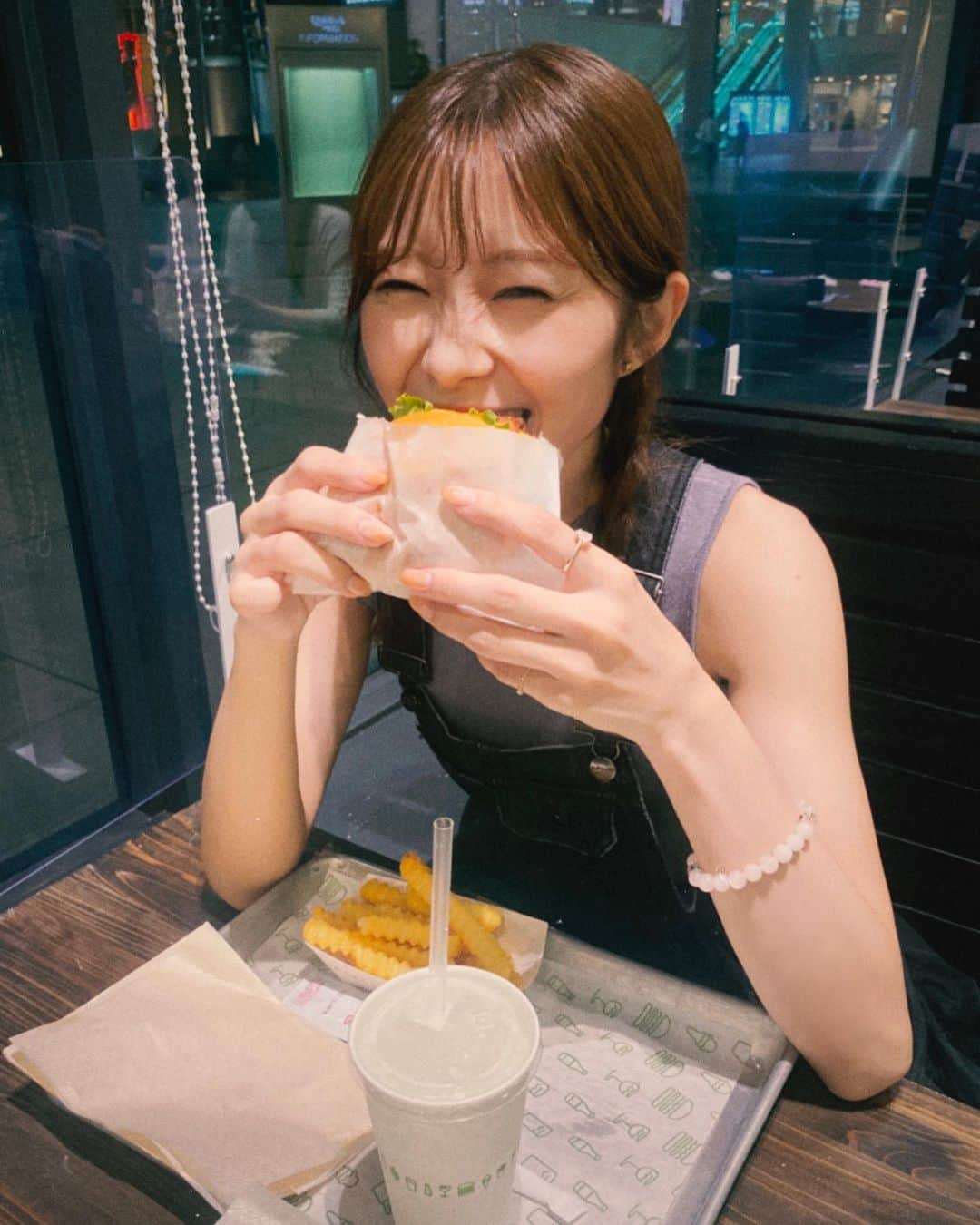 松川星さんのインスタグラム写真 - (松川星Instagram)「⁡ シェイクシャックのハンバーガー だいすき 🍔♡ ⁡ 今月も眉毛整えてもらいました ゆいさんありがとうございます🧴✨」9月7日 20時35分 - akarin__rin