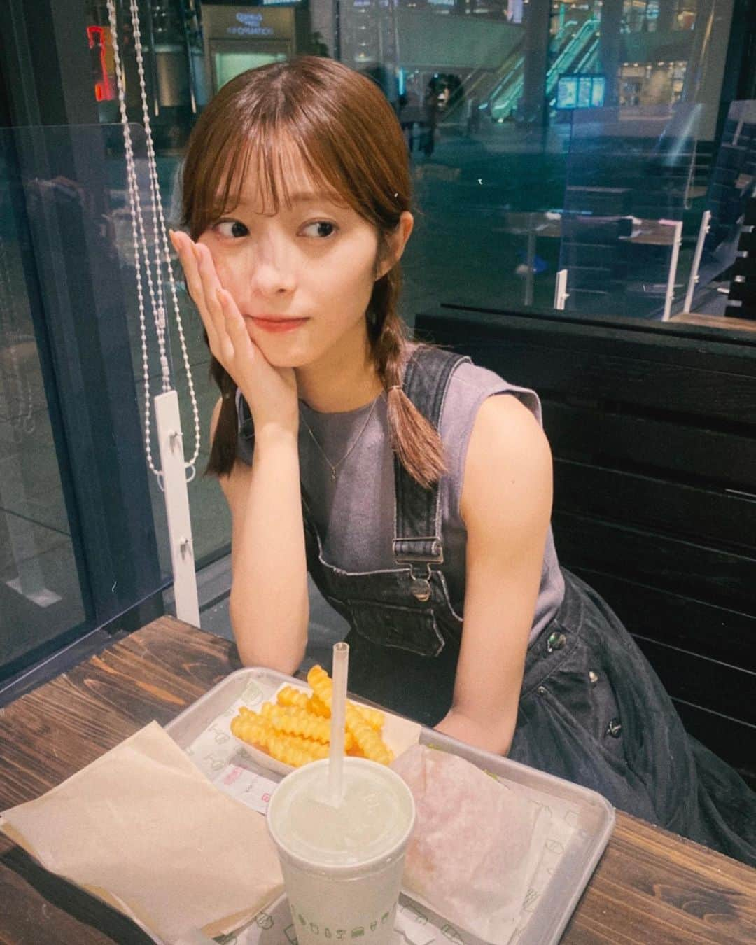 松川星さんのインスタグラム写真 - (松川星Instagram)「⁡ シェイクシャックのハンバーガー だいすき 🍔♡ ⁡ 今月も眉毛整えてもらいました ゆいさんありがとうございます🧴✨」9月7日 20時35分 - akarin__rin