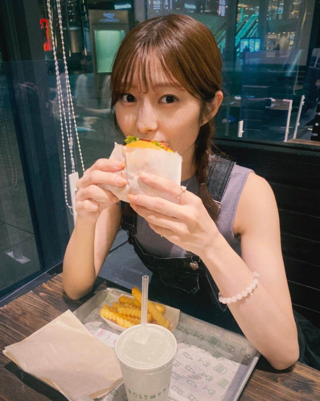 松川星さんのインスタグラム写真 - (松川星Instagram)「⁡ シェイクシャックのハンバーガー だいすき 🍔♡ ⁡ 今月も眉毛整えてもらいました ゆいさんありがとうございます🧴✨」9月7日 20時35分 - akarin__rin