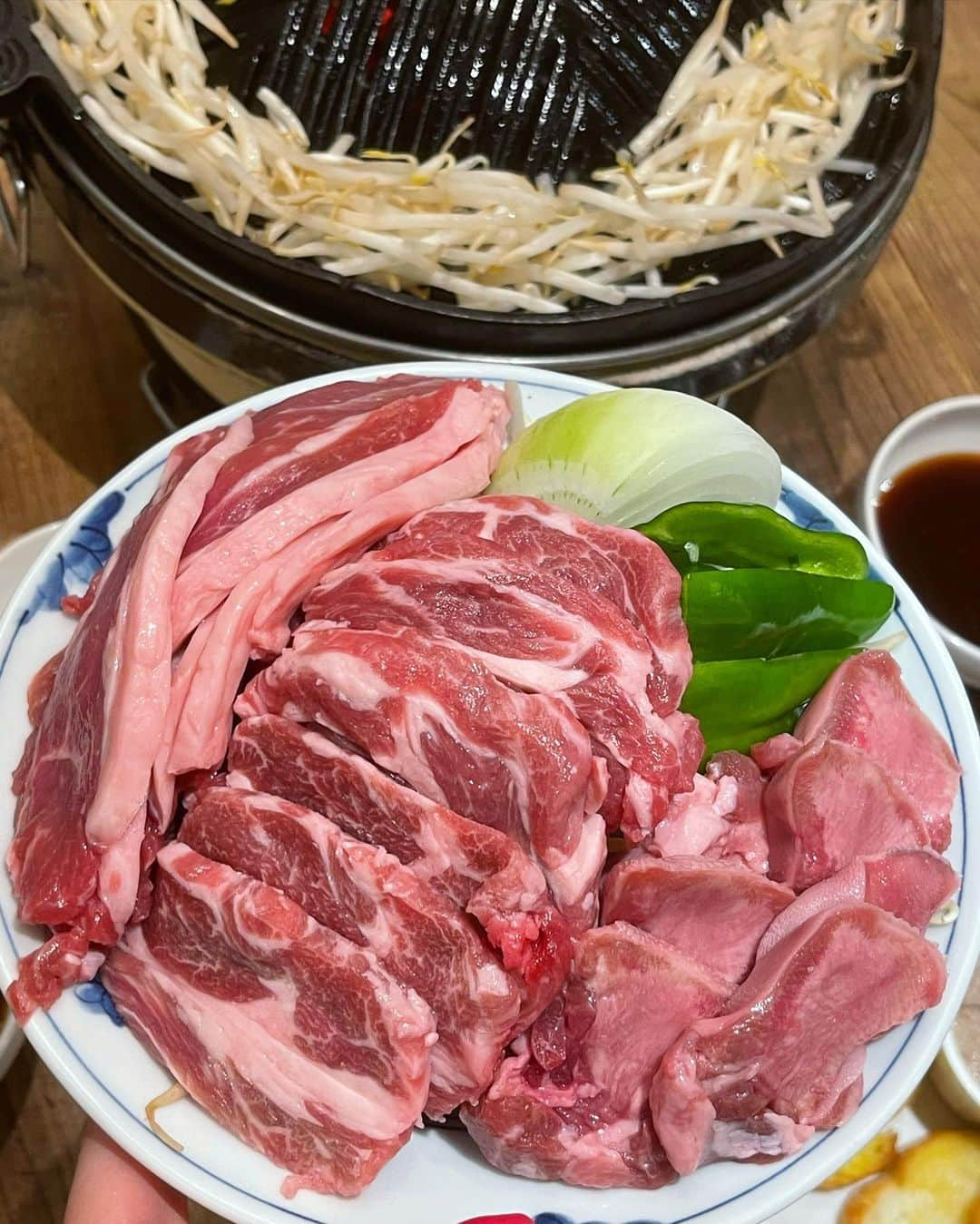 真優川咲さんのインスタグラム写真 - (真優川咲Instagram)「#🐏#🥩#🌿 ✨ 実は..お肉で1番好きなのは#羊 なのです🥰w  #ジンギスカン に #泡 🥂 大好きセットで美味しくて幸せでした🫶🥹🧡✨  初めて#錦糸町 付近でご飯食べたのだけど.. まだまだ知らない所にも沢山#素敵なお店 があるんだなぁ〜って🤔✨ もっと色々開拓してみたくなりました😋🎵  お近くの方は是非~😉✨ 【 @okuno.hitsujiya 】 #ご馳走様でした 👏🐏💕  PR #オクノ羊ヤ #ラム肉専門店 #ジンギスカン専門店 #生ラム #パクチー大好き #錦糸町グルメ #錦糸町居酒屋 #墨田区グルメ」9月7日 21時10分 - saki_411