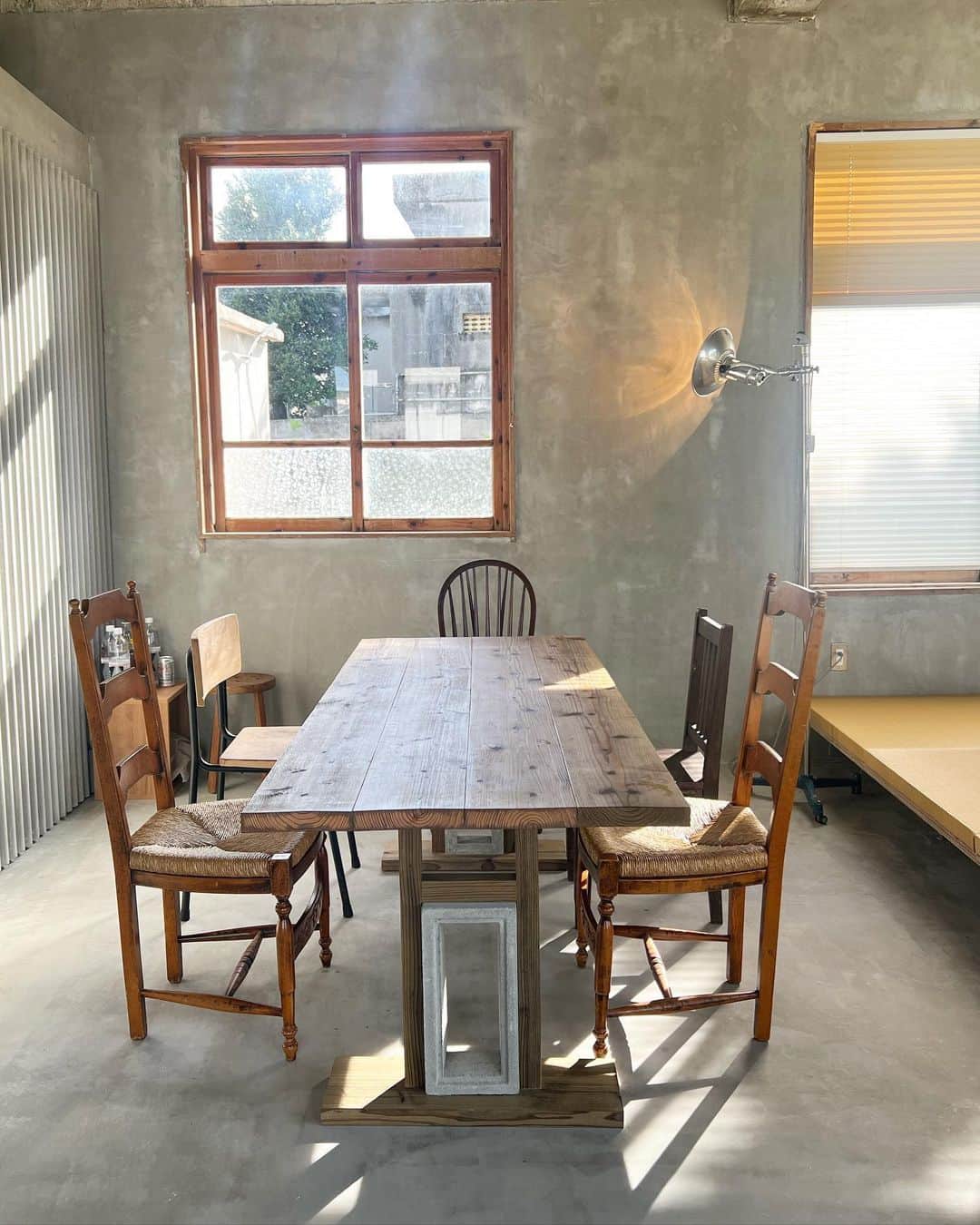 ayumiさんのインスタグラム写真 - (ayumiInstagram)「@yomo_hirara  このアンティークなおしゃれ机で 島の皆さんの持ち寄りで 一緒にわいわいできたのが思いで🥺🌺  もちろん、おとーりも。🙄笑  朝日が眩しいほどさすこの テーブルで毎日朝ごはん食べたい…🙄🍙  #宮古島 #沖縄 #平家 #リノベーション #アンティーク」9月7日 22時20分 - ayupichikitchen