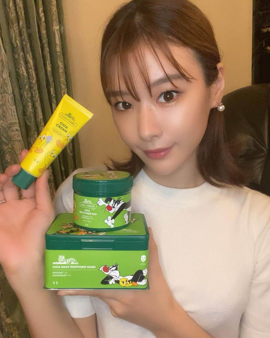 小山桃さんのインスタグラム写真 - (小山桃Instagram)「@vtcosmetics_japan 🐯💚🇰🇷VTCosmeticsさんから大人気のCICAシリーズと ルーニーティーンズとのコラボ💚💛💚💛  PLAZA限定で発売されてます🐯💕  tweetyちゃんのパッケージ ほんっと可愛すぎる🥺💛💛💛  大好きで何度も愛用してる VT CICA DAILY SOOTHING MASK💚 毎日使ってると本当保湿力すごいし、肌鎮静してくれるし、ツゥルツゥルに綺麗になるの✨️ がちおしゅしゅめすぎる！！！！！！ 私が肌改善したの本当VT CICAマスクの効果だと思う🥺✨️  コラボパッケージも可愛すぎて ルンルン気分でスキンケアできる😚💕  VT CICA CREAMも使ってみたんだけど、 保湿ジェルになってて 使用感サラッとなのに保湿力えぐくて、 次の日つやんつやんになってて感動した🥺👏💚  VTトーンアップクリームの化粧下地も しっかり保湿もされて自然なトーンアップ🎶 SPF50＋/PA＋＋＋＋☀️  本当VT CICAしか勝たん🥺👊💚💛  #VTcosmetic #VT #VTレビュー  #VTコスメ #VTjapan #drvt #drvtレビュー  #VTをまわせ #1日1CICA  #一緒なら今日もいい肌VT  #PLAZA限定 #ルーニーテューンズ  #シカデイリースージングマスク #シカクリーム  #シカ #シカパック #シカマイルドトナーパッド #韓国コスメ」9月8日 0時15分 - momoko_pu