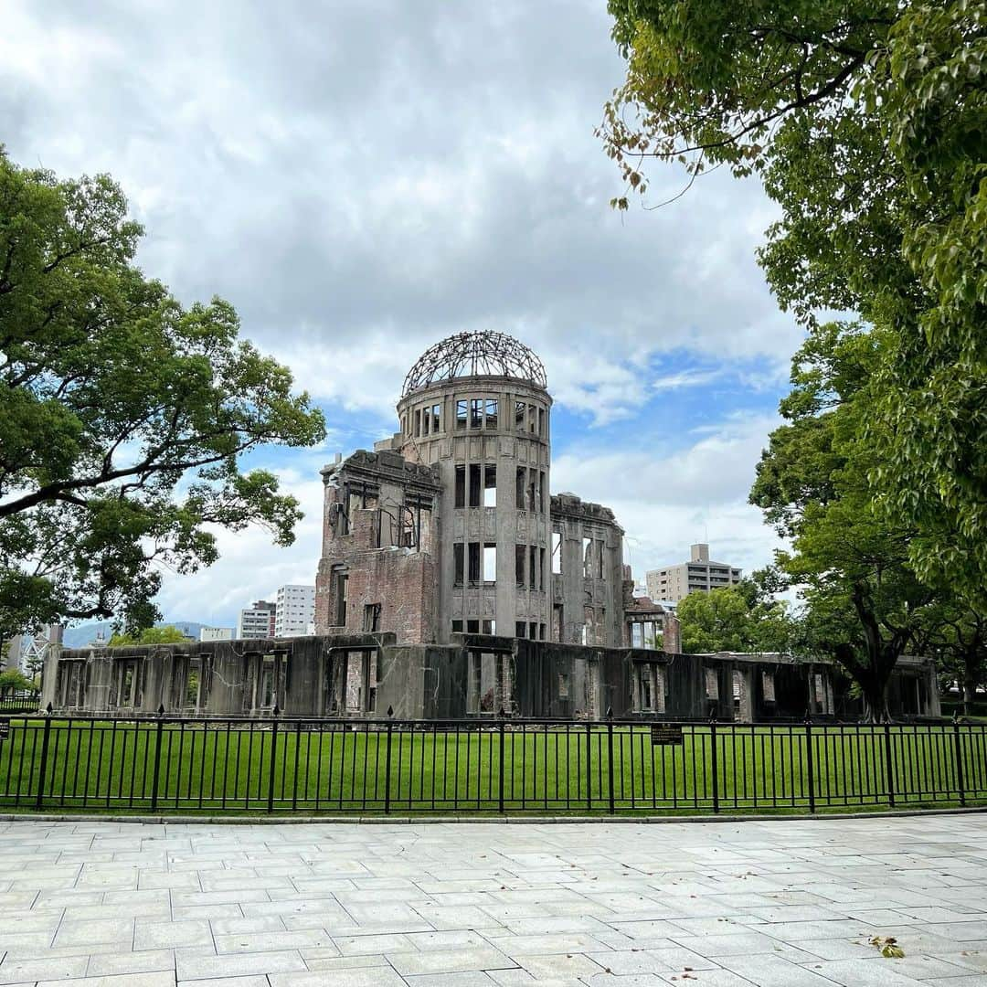 麻美さんのインスタグラム写真 - (麻美Instagram)「原爆ドーム ． 1945年8月6日8時15分に人類史上初 原爆が投下されたのがココ😭 ． 戦争や、核兵器の恐ろしさ… 二度とこんな悲惨な事があってはならないですよね😭 ． 核兵器廃止と平和を 世界に訴える シンボルとなる原爆ドーム ． 平成8年には 世界文化遺産に登録されました ． イタリアにでもいるような風情が…  こんなに崩れてしまっても  とても素敵なのは ． 当時の日本が広島がどれ程🇯🇵裕福で素敵な町だったか伝わる程です。 ． 何故かもの凄いパワーを感じる土地でした🙏🙏🙏 ．  #原爆ドーム #日本三景 #日本三景宮島  #世界文化遺産 #広島 #厳島神社 #パワースポット」9月8日 8時58分 - mami0s