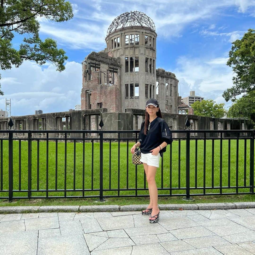 麻美さんのインスタグラム写真 - (麻美Instagram)「原爆ドーム ． 1945年8月6日8時15分に人類史上初 原爆が投下されたのがココ😭 ． 戦争や、核兵器の恐ろしさ… 二度とこんな悲惨な事があってはならないですよね😭 ． 核兵器廃止と平和を 世界に訴える シンボルとなる原爆ドーム ． 平成8年には 世界文化遺産に登録されました ． イタリアにでもいるような風情が…  こんなに崩れてしまっても  とても素敵なのは ． 当時の日本が広島がどれ程🇯🇵裕福で素敵な町だったか伝わる程です。 ． 何故かもの凄いパワーを感じる土地でした🙏🙏🙏 ．  #原爆ドーム #日本三景 #日本三景宮島  #世界文化遺産 #広島 #厳島神社 #パワースポット」9月8日 8時58分 - mami0s