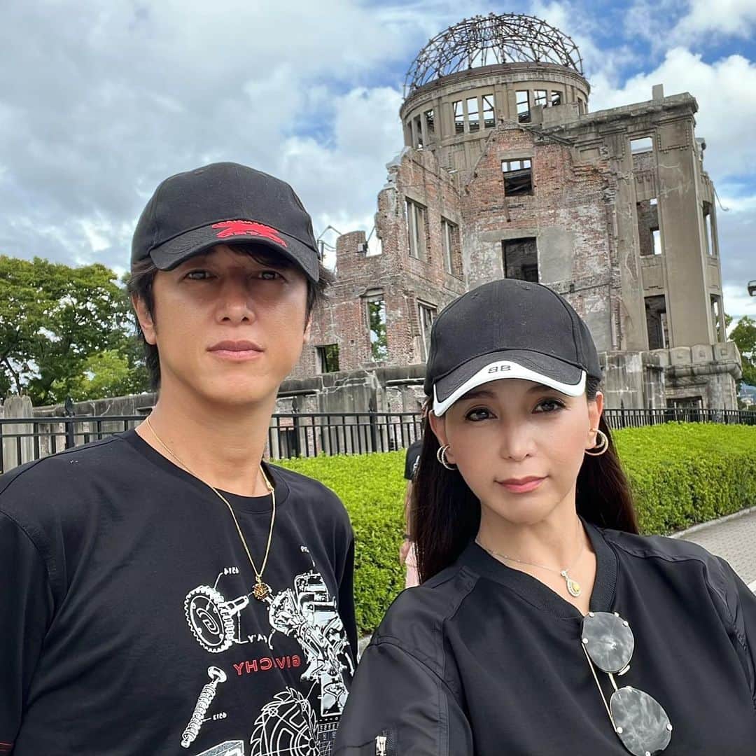 麻美さんのインスタグラム写真 - (麻美Instagram)「原爆ドーム ． 1945年8月6日8時15分に人類史上初 原爆が投下されたのがココ😭 ． 戦争や、核兵器の恐ろしさ… 二度とこんな悲惨な事があってはならないですよね😭 ． 核兵器廃止と平和を 世界に訴える シンボルとなる原爆ドーム ． 平成8年には 世界文化遺産に登録されました ． イタリアにでもいるような風情が…  こんなに崩れてしまっても  とても素敵なのは ． 当時の日本が広島がどれ程🇯🇵裕福で素敵な町だったか伝わる程です。 ． 何故かもの凄いパワーを感じる土地でした🙏🙏🙏 ．  #原爆ドーム #日本三景 #日本三景宮島  #世界文化遺産 #広島 #厳島神社 #パワースポット」9月8日 8時58分 - mami0s