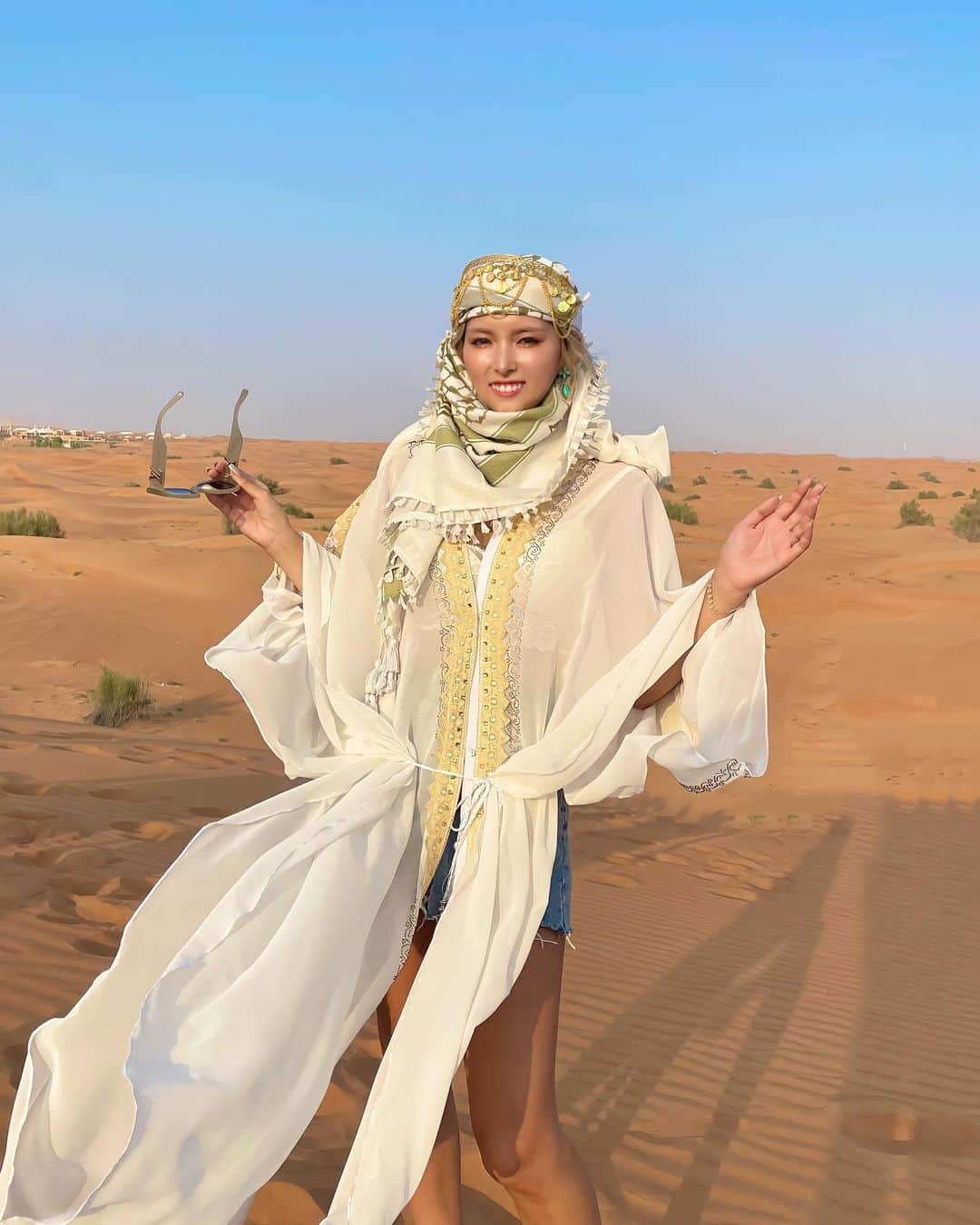 ききまるさんのインスタグラム写真 - (ききまるInstagram)「砂漠🏜 . 人生初の!!憧れの砂漠〜✨ 人生で一度は行ってみたいと思ってた‼︎ . やっとこれた！！コ○ナのおかげでだいぶ来るまでに時間かかったな。笑 . 砂漠は砂漠でした🕌 . 車で移動するのだけど、三半規管が弱すぎる私は秒で酔いました(当たり前) 乗り心地滑らかすぎて浮いてるみたい、、、ジェットコースターみたいだった！！🎢 こんな過酷とは、、、船で酔う人酔い止め必須。笑 . . まだまだドバイ投稿続きます↓ (( @kikigram_97 ))) . . . #ドバイ　#ドバイ旅行 #ドバイ観光 #ドバイ女子旅 #ドバイ旅行記 #海外旅行　#海外旅行大好き #海外旅行記 #女子旅行 #女子旅　#タビジョ　#たびじょ　#たびすたぐらむ #caesarspalace #caesarspalacedubai  #インスタ映え　#インスタグラマー　#インスタ女子 #アフターコロナ #アフターコロナの世界で輝こう #アフターコロナで楽しもう #砂漠 #砂漠ツアー #砂漠地帯  #ドバイ砂漠」9月8日 12時27分 - kikigram_97