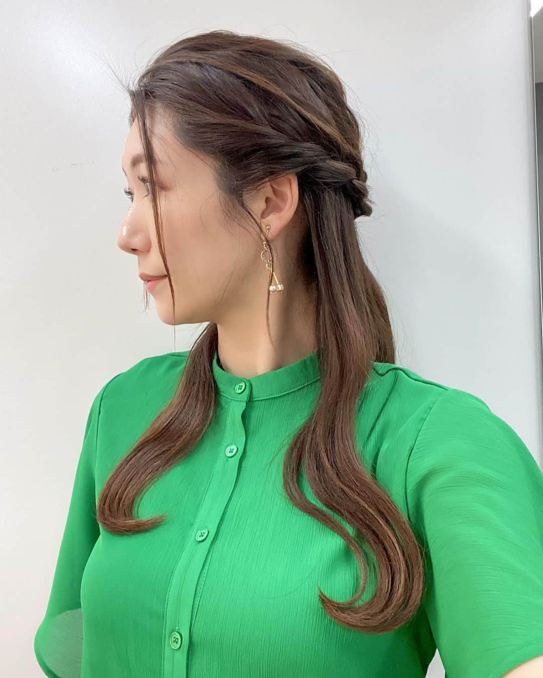 穂川果音さんのインスタグラム写真 - (穂川果音Instagram)「hairstyle  ハーフアップです😊  #アベプラ　#abema #気象予報士　#気象キャスター　#穂川果音 #前髪アレンジ　#ハーフアップ　#ハーフアップアレンジ　#hairstyle #hairarrange #ゆる巻き #お仕事記録」9月8日 13時27分 - hokawakanonn