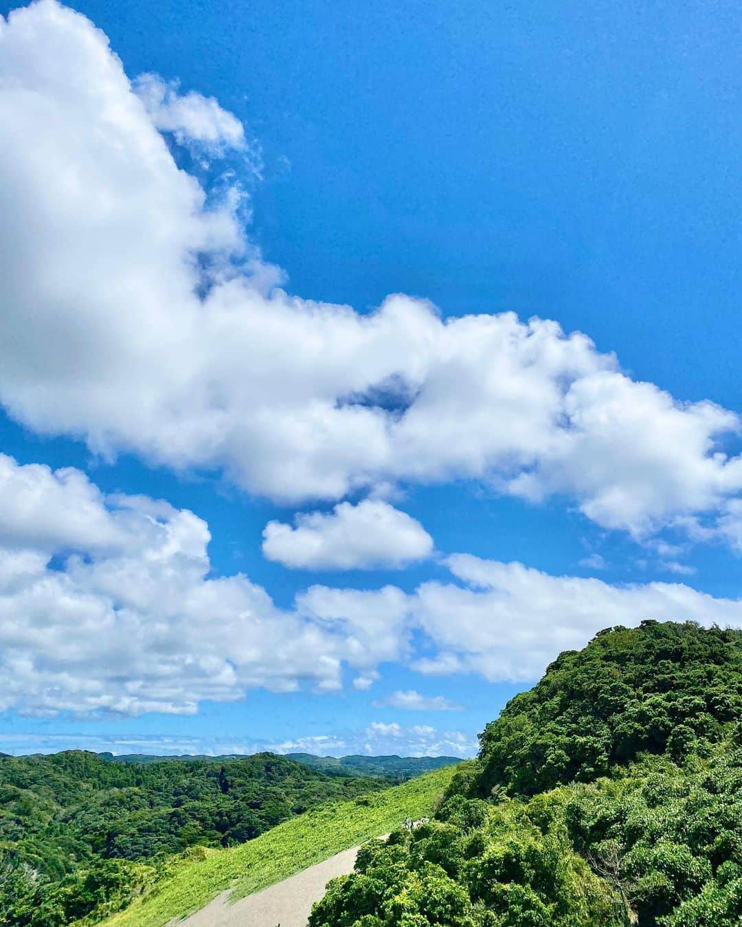 フミカさんのインスタグラム写真 - (フミカInstagram)「. . 砂丘、海、川、山 自然と共に撮影しており 自然の素晴らしさはもちろん、 直面する自分の弱さと闘ったり 面白い体験をしております。  まだまだ、ちっぽけだなぁ。と反省したり いや、褒めてあげよう。となだめてみたり 自分の中で忙しくなる最近です。笑  初心に戻る感覚というのか、、、 改めて『フミカ』を創り上げサポートしてくださる プロフェッショナルなスタッフの皆さんと 仕事できることが本当に有り難く 身に染みております。。𓈒𓏸𓐍  魂をのせた作品を皆さんに お届けできる日を楽しみに頑張れます✴︎˖°  *～*～*～*～*～*～*～*～*～*～*～*～*～*  ＼＼主演映画　ネット配信 & DVD発売中／／  『農家の嫁は、取り扱い注意！』part１& part２  ＼＼発売中／／  ◉1st写真集『桃色空気』  【デジタル写真集】  ◉『月光夜』（少年画報社） ◉『白昼夢』（少年画報社） ◉『軟体快楽天使』（集英社） ◉『フミカのヒミツ』Vol.1（講談社） ◉『フミカのヒミツ』Vol.2（講談社） ◉「刹那」（少年画報社） ◉「ベストOfフミカ 砕けて光るガラクタな世界に」（小学館） ◉「極ナマ。」（集英社） ◉「密事」（少年画報社） ◉「美しさとは.....」（集英社） ◉「第四章 22世紀まで愛して」（小学館） ◉「第三章 押し寄せる愛の波」（小学館） ◉「第二章 もっと奪って私の愛を」（小学館） ◉「愛のめばえ」 (少年画報社) ◉「第一章 愛をあつめて」 (小学館) ◉「月刊＋vol.1」 (小学館) ◉「月刊＋vol.2」 (小学館)  #週刊プレイボーイ#SENSE #農家の嫁は取り扱い注意 #フミカ#フミカグラビア #フミカキック#グラビアモデル#グラビア #ヤングジャンプ#ヤングジャンプ表紙 #ヤングキング#表紙#巻頭グラビア #国民的巨乳のお姉さん#FRIDAY #グラビア撮影#撮影#l4l#フライデー #週刊ポスト#月刊プラス#週刊現代 #デジタル写真集#発売中 #プライベート#オフショット #2023年カレンダー#カレンダー」9月8日 15時31分 - fu_mi_ka_516