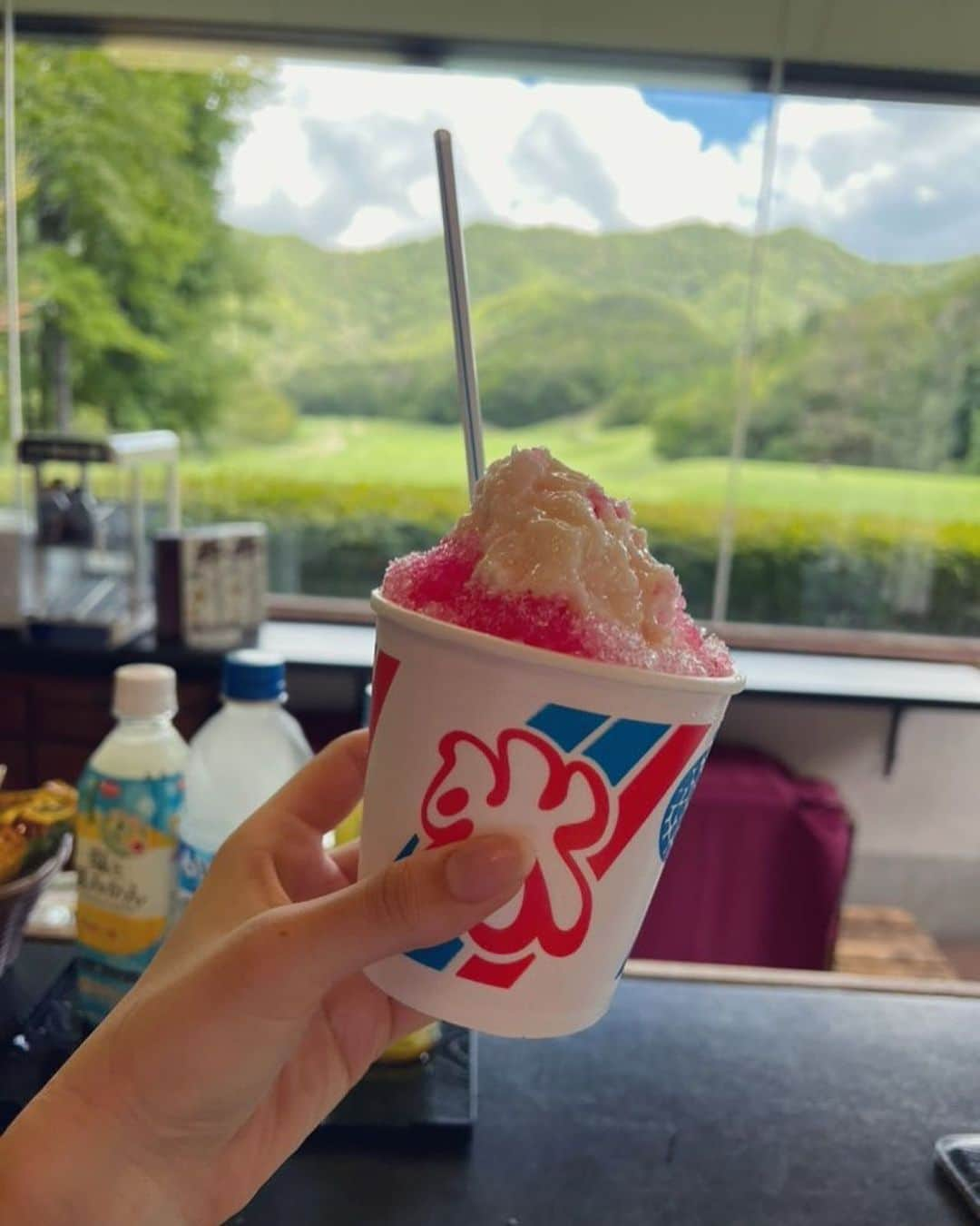 まいまいさんのインスタグラム写真 - (まいまいInstagram)「ゴルフ場でかき氷🍧 暑い日には茶店でのかき氷とかアイスが最高だよね☺️♥️  もうすぐ暑い暑い言いながらのゴルフも終わって 凍えながらゴルフする時が来るのかー。 (気早すぎ？笑)  年々、月日が経つのがあっという間になってきてる。 色々がんばろおおおおお。 . #まいごるふ#ゴルフ#女子ゴルフ#ゴルフ女子#ゴルフスイング#ゴルフウェア#ゴルフコーデ#maigolf#golf#golfswing#fr2#fr2golf#golfwear#골프#골프스윙#골프중독#골프웨어」9月8日 16時35分 - ___maigolf___