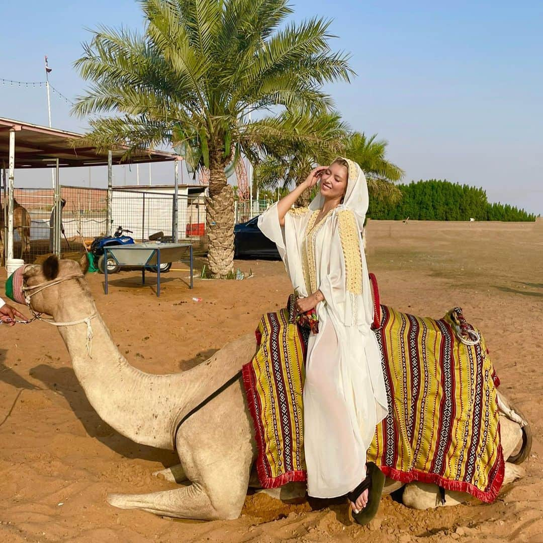 ききまるさんのインスタグラム写真 - (ききまるInstagram)「ラクダ乗ったよ🐪❤️ . 素敵な体験ができて幸せ！！ . ラクダの乗り心地は背骨みたいなのが硬くてお股痛め爆 . あと降りるとにラクダが前足から畳むから前に落ちそうになって怖め爆 . まだまだドバイ投稿続きます↓ (( @kikigram_97 ))) . . . #ドバイ　#ドバイ旅行 #ドバイ観光 #ドバイ女子旅 #ドバイ旅行記 #海外旅行　#海外旅行大好き #海外旅行記 #女子旅行 #女子旅　#タビジョ　#たびじょ　#たびすたぐらむ #caesarspalace #caesarspalacedubai  #インスタ映え　#インスタグラマー　#インスタ女子 #アフターコロナ #アフターコロナの世界で輝こう #アフターコロナで楽しもう #ラクダ　#ラクダ乗り #ラクダツアー　#ドバイラクダ #ラクダ乗った #🐪」9月8日 17時54分 - kikigram_97