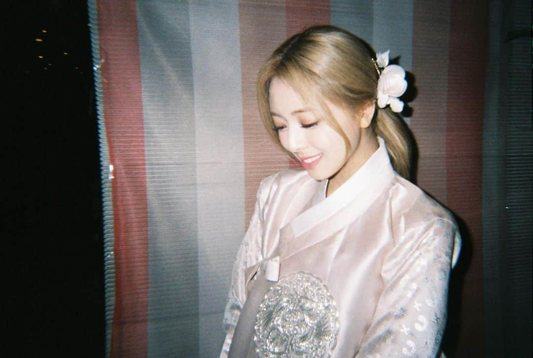 ITZYさんのインスタグラム写真 - (ITZYInstagram)「행복한 추석 보내시옵소서❤ -있둥이들 올림-  #ITZY  #MIDZY @itzy.all.in.us #ITZY_CHECKMATE  #ITZY_SNEAKERS  #SneakersChallenge  #추석 #CHUSEOK」9月8日 18時00分 - itzy.all.in.us