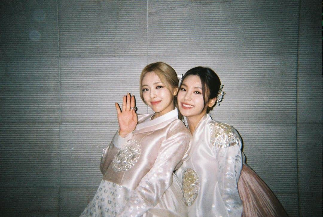 ITZYさんのインスタグラム写真 - (ITZYInstagram)「행복한 추석 보내시옵소서❤ -있둥이들 올림-  #ITZY  #MIDZY @itzy.all.in.us #ITZY_CHECKMATE  #ITZY_SNEAKERS  #SneakersChallenge  #추석 #CHUSEOK」9月8日 18時00分 - itzy.all.in.us