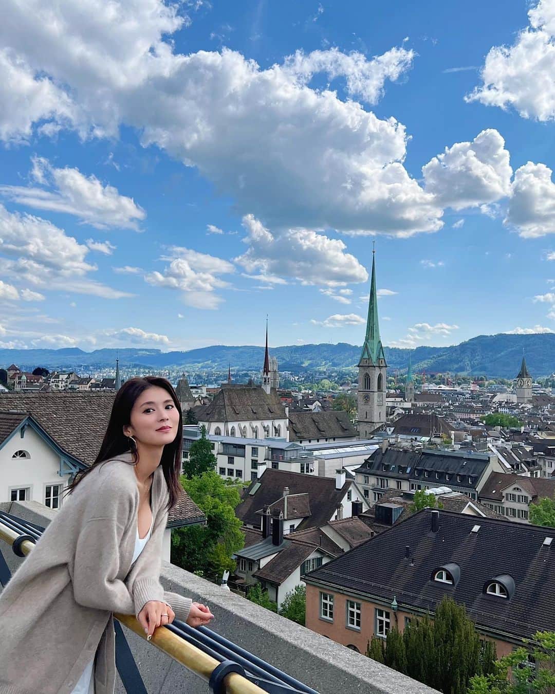 東野佑美さんのインスタグラム写真 - (東野佑美Instagram)「📍Zuribi, Switrzaland  スイスにも８日間🇨🇭  円安の影響は受けまくったけど← 行きたいところに沢山行けて 思い出いっぱい本当に楽しかった🥹🤍  ⁡ #海外旅行 #ヨーロッパ周遊 #スイス #チューリッヒ」9月8日 18時17分 - yumi.higashino