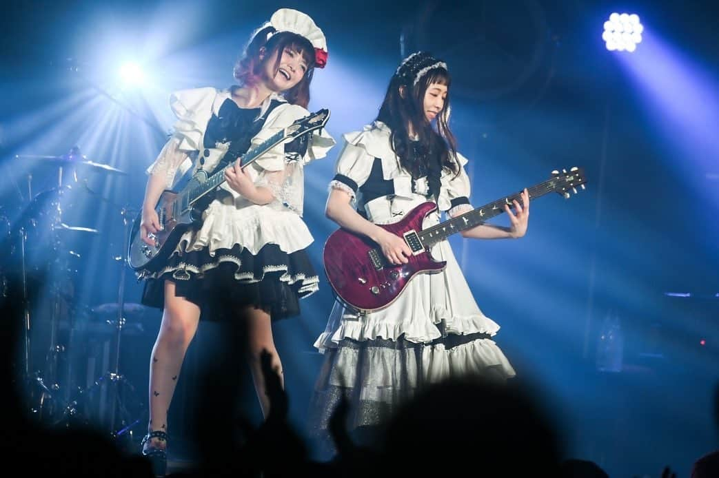 遠乃歌波さんのインスタグラム写真 - (遠乃歌波Instagram)「昨日は BAND-MAID PRE US OKYUJI in JAPAN 東京・Zepp Divercityお給仕へご帰宅いただきましてありがとうございました💞  4枚目の写真… 金麦ですね。。 何年振りのお酒なの…? ステージで飲むの美味しすぎてびっくりしました。  からの正直記憶がちょっとふわふわしています😂 (とても楽しかったのは覚えておりますが…!!)  あと曲がめちゃくちゃ遅く感じて、お給仕終わったあとに「曲が私について来なかった！」と言ってました、、 (何を馬鹿なことを言っているんだ😂)  ちょっと昨日はUnleashしてしまった日でしたが、、  メンバーちゃん達がとても喜んでくれてました🤣💞 (優しすぎる…しゅきだ！！！)  あと気づいたらさいちゃんと小鳩がお着替えもさせてくれてました (優しすぎる…しゅきだ！！！)  もうやりません、やりませんのでご期待せずに！！  何はともあれ  思い出の地でもう一度お給仕をしたい！という思いが実現出来て本当に嬉しかったです(´；ω；｀)💕  明日はBAND-MAIDで毎週のように出ていたeggmanでお給仕しますよ！！ 楽しみです(*´꒳`*)✨✨  めっちゃ近いの照れますが💕 お給仕券当たったご主人様、お嬢様！ 全力で一緒に楽しみましょう✨✨  Photo by MASANORI FUJIKAWA @masafuji93  (ふじくん、昨日もカッコいい写真ありがとう♪)  #bandmaid #prs #custom24」9月8日 18時26分 - kanami_bandmaid