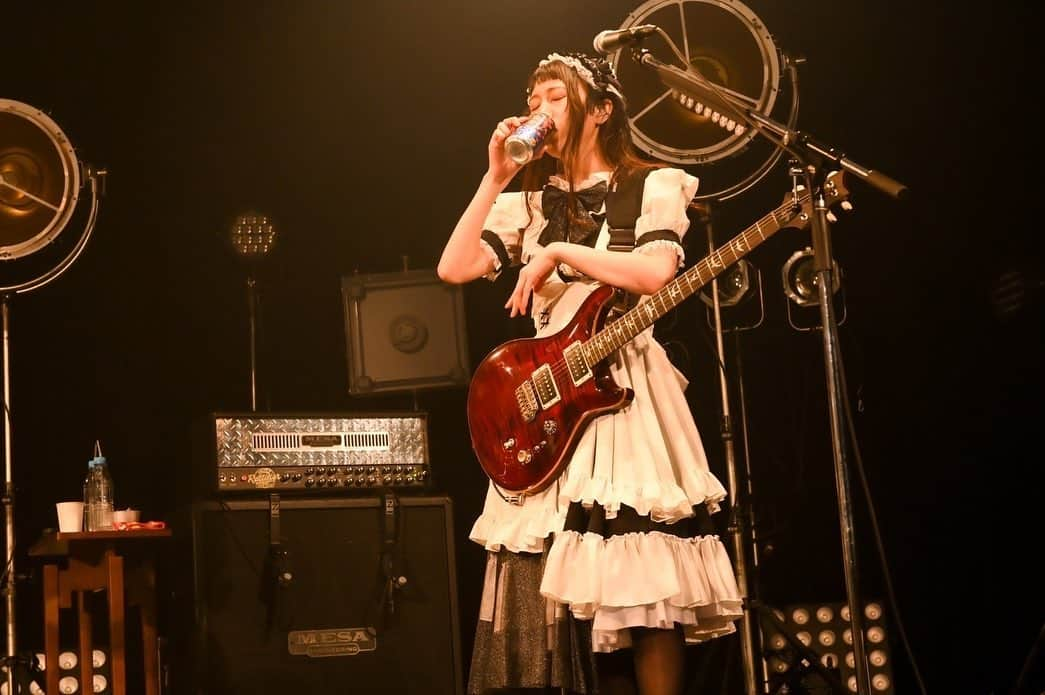 遠乃歌波さんのインスタグラム写真 - (遠乃歌波Instagram)「昨日は BAND-MAID PRE US OKYUJI in JAPAN 東京・Zepp Divercityお給仕へご帰宅いただきましてありがとうございました💞  4枚目の写真… 金麦ですね。。 何年振りのお酒なの…? ステージで飲むの美味しすぎてびっくりしました。  からの正直記憶がちょっとふわふわしています😂 (とても楽しかったのは覚えておりますが…!!)  あと曲がめちゃくちゃ遅く感じて、お給仕終わったあとに「曲が私について来なかった！」と言ってました、、 (何を馬鹿なことを言っているんだ😂)  ちょっと昨日はUnleashしてしまった日でしたが、、  メンバーちゃん達がとても喜んでくれてました🤣💞 (優しすぎる…しゅきだ！！！)  あと気づいたらさいちゃんと小鳩がお着替えもさせてくれてました (優しすぎる…しゅきだ！！！)  もうやりません、やりませんのでご期待せずに！！  何はともあれ  思い出の地でもう一度お給仕をしたい！という思いが実現出来て本当に嬉しかったです(´；ω；｀)💕  明日はBAND-MAIDで毎週のように出ていたeggmanでお給仕しますよ！！ 楽しみです(*´꒳`*)✨✨  めっちゃ近いの照れますが💕 お給仕券当たったご主人様、お嬢様！ 全力で一緒に楽しみましょう✨✨  Photo by MASANORI FUJIKAWA @masafuji93  (ふじくん、昨日もカッコいい写真ありがとう♪)  #bandmaid #prs #custom24」9月8日 18時26分 - kanami_bandmaid