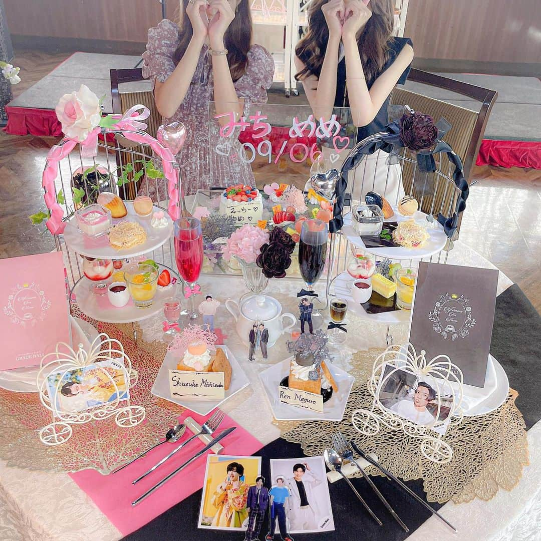 あやちゃんさんのインスタグラム写真 - (あやちゃんInstagram)「推しカラーアフタヌーンティー🖤🥂💗 めちゃくちゃ可愛くてオタク心わかりすぎてる天才アフヌン🥺🧁 @grace_bali_shinjuku   日本初の11色推しカラーあるみたい💗🖤🤍💛貸出グッズも沢山あったよ🙏  ジョエルロブションで腕をふるっていた足立大輔シェフが監修してるの🍽そりゃクオリティ高いわけだ🥹💗  #グレースバリ新宿 #パセラリゾーツ新宿本店 #パセラ女子会 #東京アフタヌーンティー #新宿カフェ #新宿アフタヌーンティー #gracebalisinjuku #推しカラーアフタヌーンティー #オタクカフェ #オタ活カフェ巡り #オタ活グッズ #スノ担 #スノ担と繋がりたい #わーーーージャニオタさんと繋がるお時間がまいりましたいっぱい繋がりましょ #消えた初恋 #ジョエルロブション」9月8日 19時46分 - aya.you.love.r