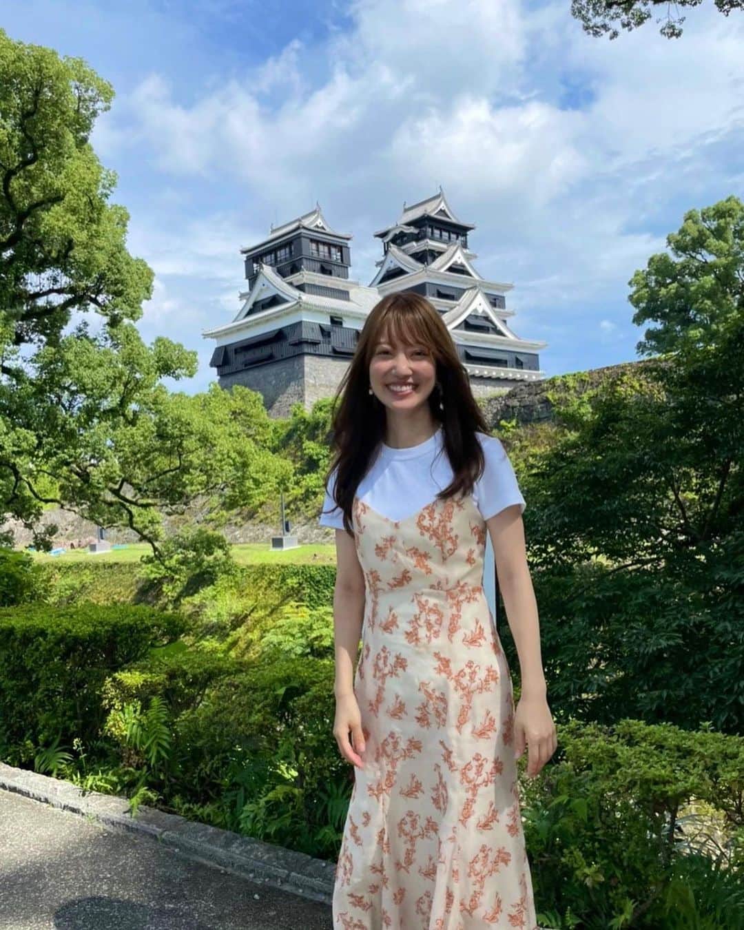 原直子さんのインスタグラム写真 - (原直子Instagram)「#熊本旅行 九州内でプチ旅行🚅✨  再建中の熊本城の姿。 天守閣が公開されていて、中には熊本城の歴史を知ることが出来ます！ 今までも何度も建て直して来た歴史があったことを知って、今回もそうであって欲しいと願うばかりです。  熊本ラーメンと馬刺し♡ そして、くまモン♡  新幹線で行ったんですが、もうあっと言う間過ぎてもうちょっと乗っていたかった位。笑  お土産に蜂楽饅頭を買って帰りました♡(色んな言い方があると思うんですが、熊本の回転焼きです)回転焼きもご当地の言い方なのかな？  #熊本グルメ #熊本観光 #九州観光 #熊本 #熊本城 #加藤神社から見える熊本城 #加藤神社」9月8日 20時59分 - naoko_15_hara