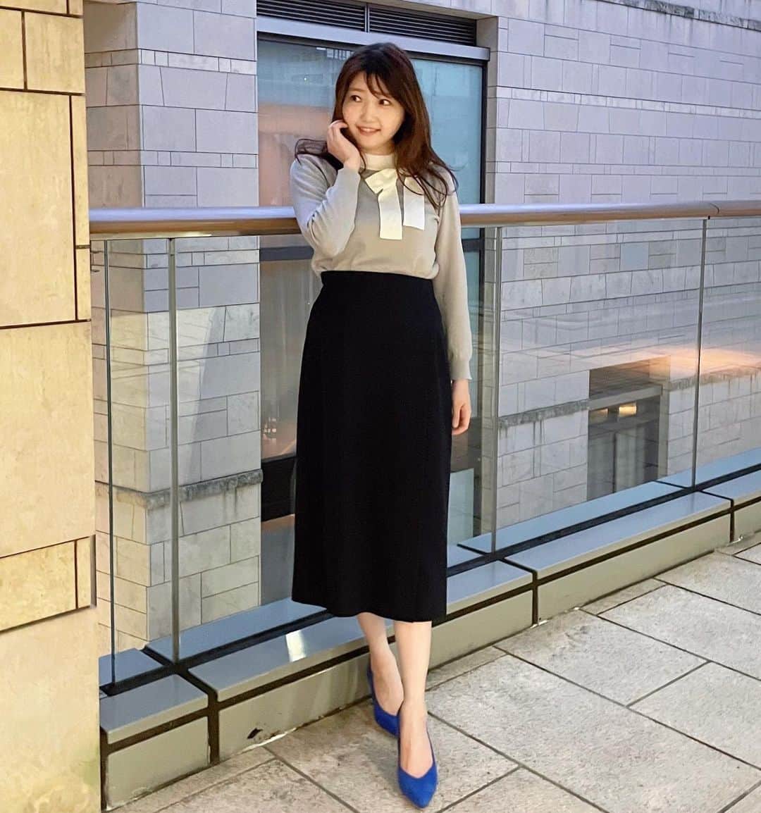橘珠里さんのインスタグラム写真 - (橘珠里Instagram)「꙳⋆ 𝙖𝙪𝙩𝙪𝙢𝙣 𝙛𝙖𝙨𝙝𝙞𝙤𝙣 ⋆꙳  今年最初にオーダーした秋服は、ビックリボン付きのニット⑅  オンオフで着られるデザインと、優しいグレーXホワイトの組み合わせが気に入っています♡  top… @tocco_closet  skirt… @ropepicnic_official   #toccocloset #tocco #autumnfashion  #autumnoutfit #fallfashion #ropepicnic #japanesefashion #166cm #166cmコーデ #トッコクローゼット #トッコ #ニット #ニットトップス #タイトスカート #ロペピクニック #パンプス #ブルーパンプス #オフィスカジュアル #オフィスコーデ #OLコーデ #きれいめコーデ #大人コーデ #大人可愛いコーデ #プチプラ高見えコーデ #大人っぽコーデ #お姉さんコーデ #秋服 #秋服コーデ #リボン #野崎萌香 さん」9月8日 21時43分 - jurinu