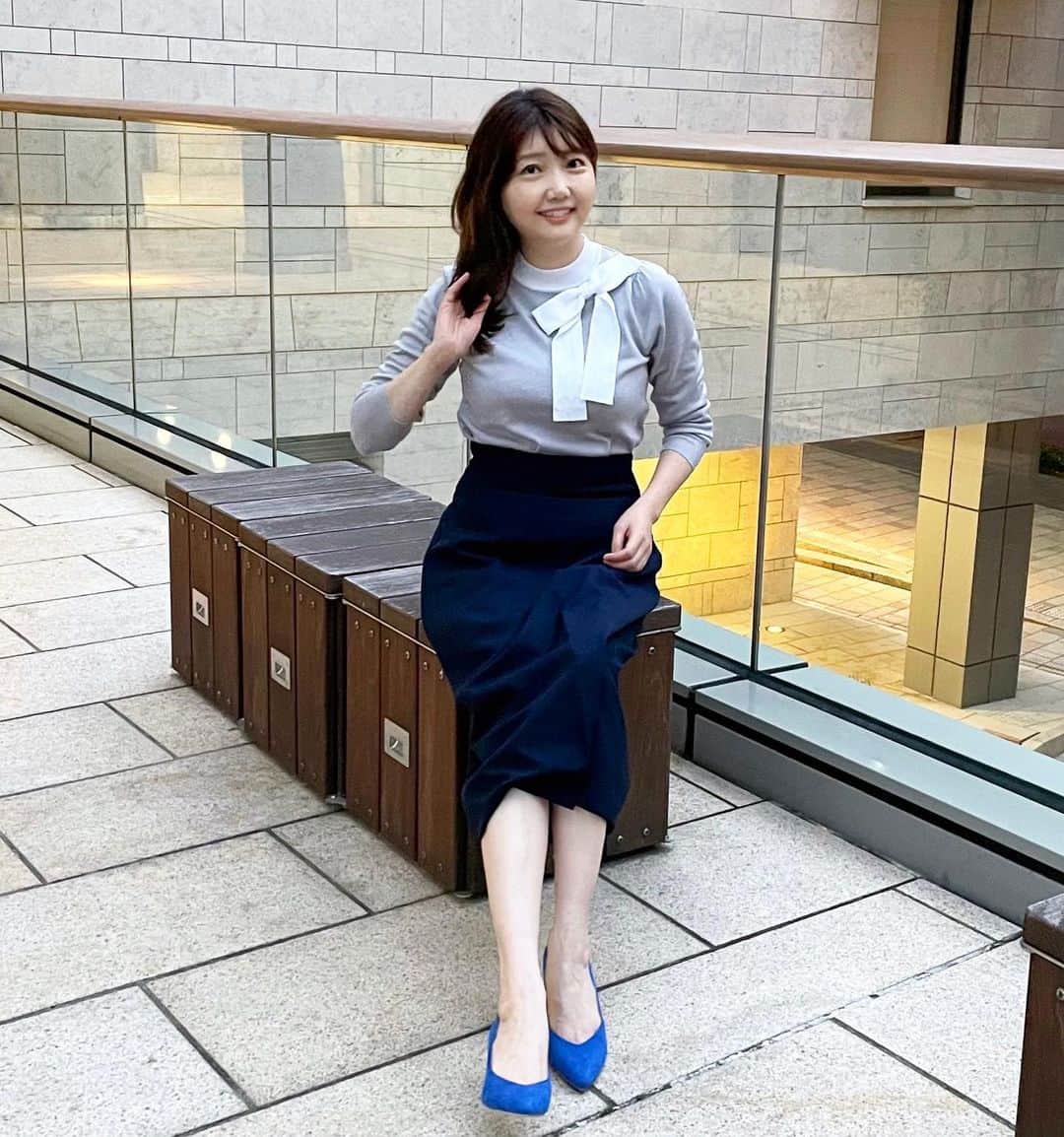 橘珠里さんのインスタグラム写真 - (橘珠里Instagram)「꙳⋆ 𝙖𝙪𝙩𝙪𝙢𝙣 𝙛𝙖𝙨𝙝𝙞𝙤𝙣 ⋆꙳  今年最初にオーダーした秋服は、ビックリボン付きのニット⑅  オンオフで着られるデザインと、優しいグレーXホワイトの組み合わせが気に入っています♡  top… @tocco_closet  skirt… @ropepicnic_official   #toccocloset #tocco #autumnfashion  #autumnoutfit #fallfashion #ropepicnic #japanesefashion #166cm #166cmコーデ #トッコクローゼット #トッコ #ニット #ニットトップス #タイトスカート #ロペピクニック #パンプス #ブルーパンプス #オフィスカジュアル #オフィスコーデ #OLコーデ #きれいめコーデ #大人コーデ #大人可愛いコーデ #プチプラ高見えコーデ #大人っぽコーデ #お姉さんコーデ #秋服 #秋服コーデ #リボン #野崎萌香 さん」9月8日 21時43分 - jurinu