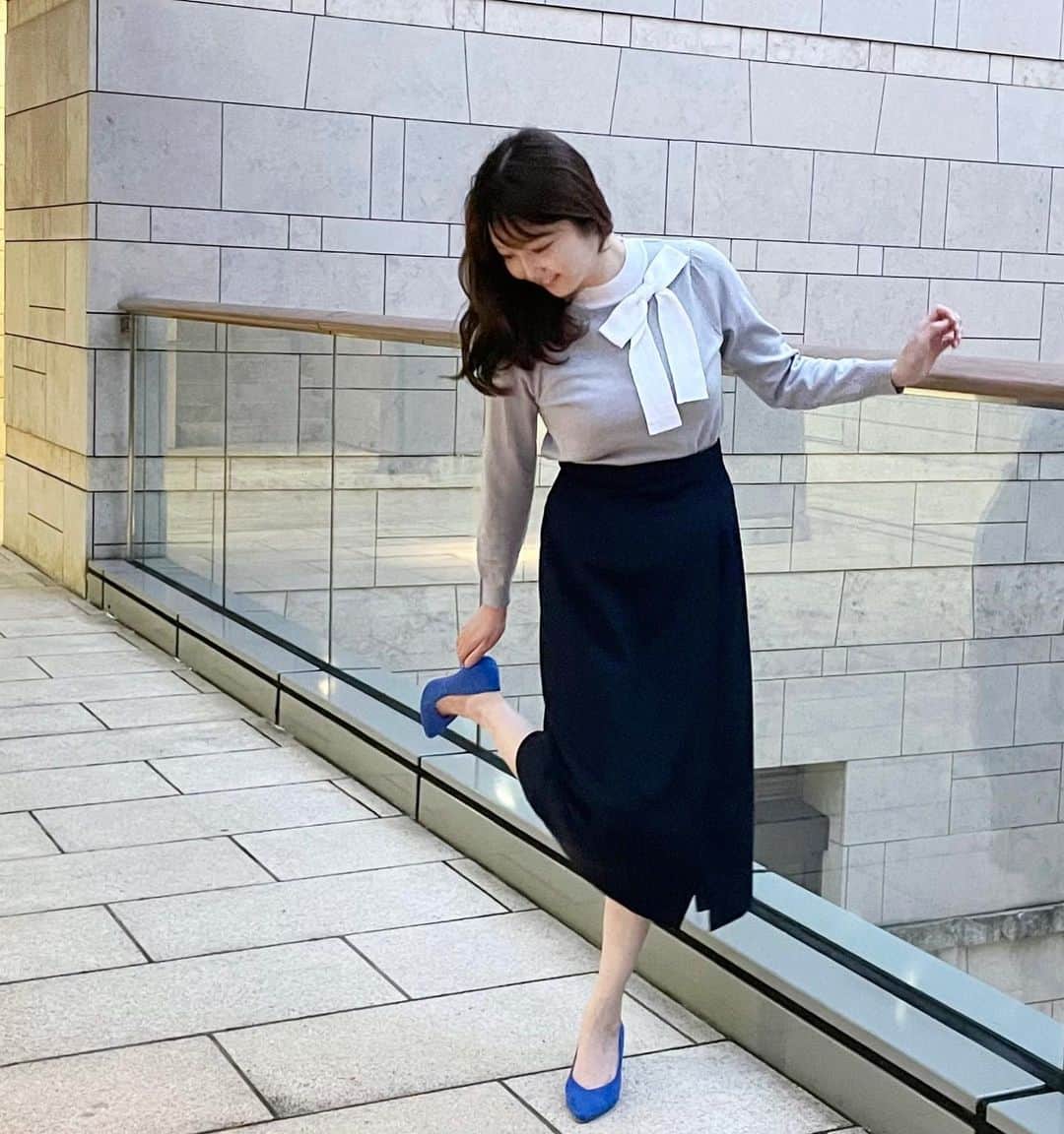 橘珠里さんのインスタグラム写真 - (橘珠里Instagram)「꙳⋆ 𝙖𝙪𝙩𝙪𝙢𝙣 𝙛𝙖𝙨𝙝𝙞𝙤𝙣 ⋆꙳  今年最初にオーダーした秋服は、ビックリボン付きのニット⑅  オンオフで着られるデザインと、優しいグレーXホワイトの組み合わせが気に入っています♡  top… @tocco_closet  skirt… @ropepicnic_official   #toccocloset #tocco #autumnfashion  #autumnoutfit #fallfashion #ropepicnic #japanesefashion #166cm #166cmコーデ #トッコクローゼット #トッコ #ニット #ニットトップス #タイトスカート #ロペピクニック #パンプス #ブルーパンプス #オフィスカジュアル #オフィスコーデ #OLコーデ #きれいめコーデ #大人コーデ #大人可愛いコーデ #プチプラ高見えコーデ #大人っぽコーデ #お姉さんコーデ #秋服 #秋服コーデ #リボン #野崎萌香 さん」9月8日 21時43分 - jurinu
