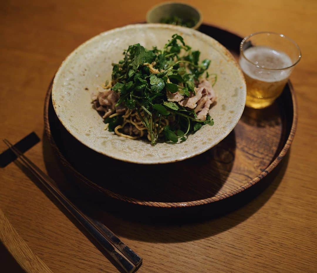 高山都さんのインスタグラム写真 - (高山都Instagram)「出張中に長崎の直売所から届いた沢山の野菜たち。 @moemurakami_ ちゃん萌ありがとう🥹🌿 東京からの🙋🏻‍♂️便りで知ってはいたけど、帰宅してすぐ冷蔵庫をあけて、簡単なひとり晩ごはん。 豆腐干を麺代わりにして、茹でた豚とたっぷりのクレソン、かぼすを絞って、お醤油と胡麻油で和えた。 仕上げに @nahokotakahashi がくれた高知の #仁淀川山椒 をパラパラと。 ものすごく美味しくて、満足度高め。 お盆は加賀で出会った @gatomikio_shouten #我戸幹男商店 のものを。 その人の顔を思い出して食べるご飯。 とっても素敵でひとりでホクホク気分になった。 #みやれゴハン」9月8日 22時50分 - miyare38
