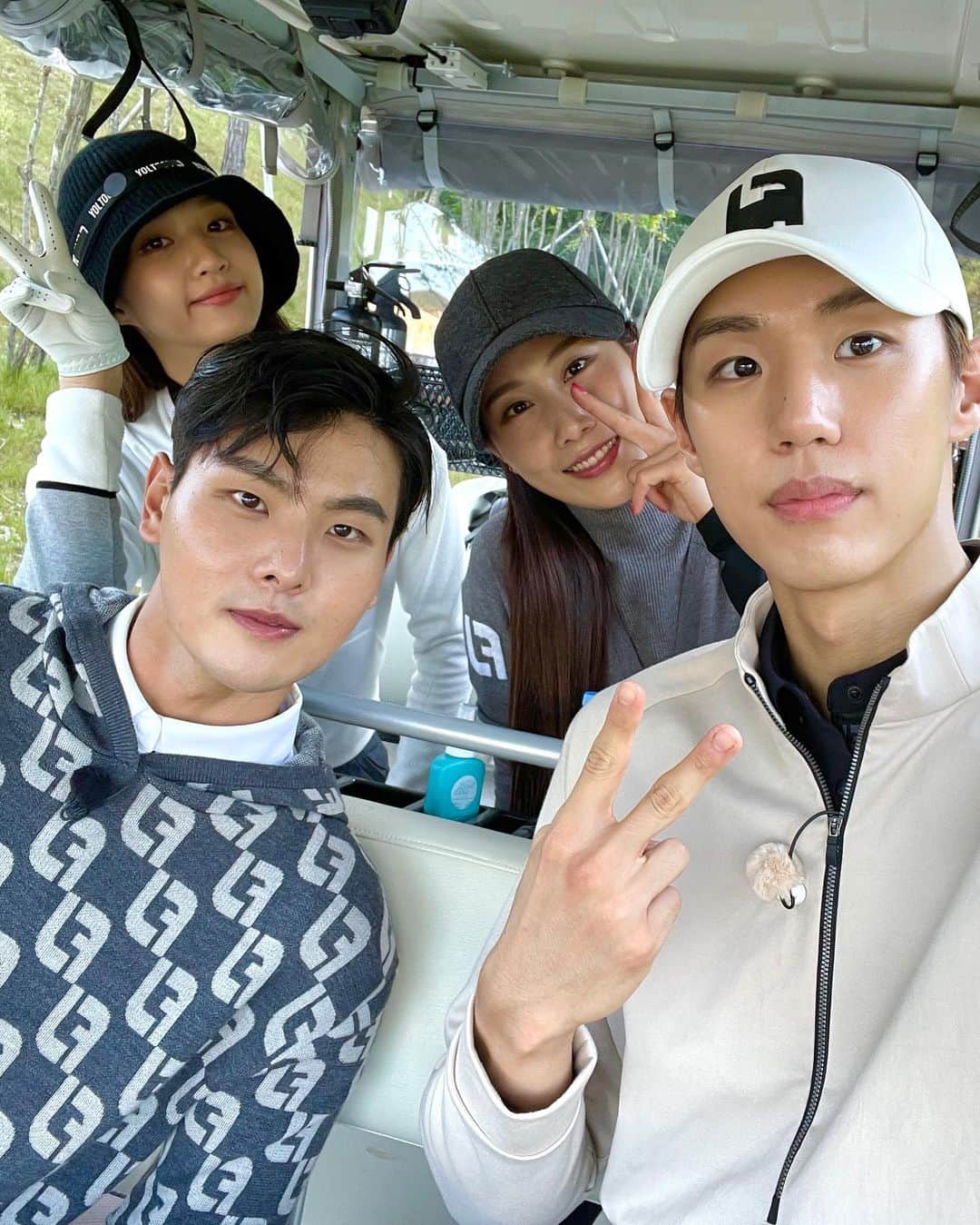 キム・ハヌルさんのインスタグラム写真 - (キム・ハヌルInstagram)「#하늘로런웨이  처음으로 제자를 맞이해 가르치는 방송을  하는 중인데,  걱정과 달리 너무 잘 따라주고  저를 믿어주는 친구들 덕분에  정말 재밌게 촬영했고,  지금도 하고 있습니다🙌  여러분들께도 골프 초보자의 마음과, 많이 부족한 제 레슨이  잘 전해졌으면 좋겠어요💚  매주 목요일 밤 10시!  JTBC GOLF 👈 많은 관심 부탁드립니다 🙏  #jtbcgolf #footjoygolf #kplusmodel #하나령 #김지훈」9月8日 23時37分 - haneulkim1217