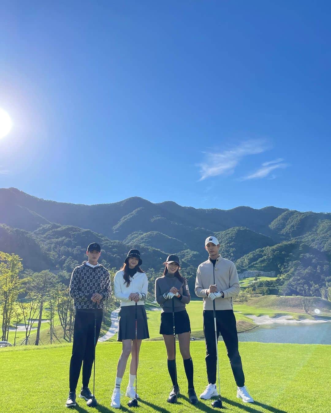 キム・ハヌルさんのインスタグラム写真 - (キム・ハヌルInstagram)「#하늘로런웨이  처음으로 제자를 맞이해 가르치는 방송을  하는 중인데,  걱정과 달리 너무 잘 따라주고  저를 믿어주는 친구들 덕분에  정말 재밌게 촬영했고,  지금도 하고 있습니다🙌  여러분들께도 골프 초보자의 마음과, 많이 부족한 제 레슨이  잘 전해졌으면 좋겠어요💚  매주 목요일 밤 10시!  JTBC GOLF 👈 많은 관심 부탁드립니다 🙏  #jtbcgolf #footjoygolf #kplusmodel #하나령 #김지훈」9月8日 23時37分 - haneulkim1217