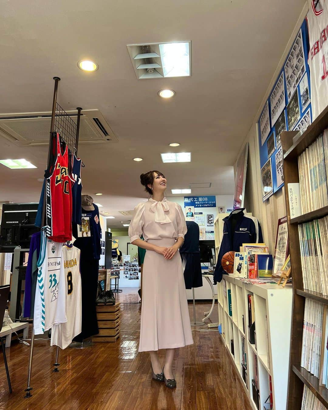 相場詩織さんのインスタグラム写真 - (相場詩織Instagram)「【秋田県能代市 能代バスケミュージアム】 ⁡ 「バスケットは…お好きですか？」 ⁡ 能代バスケミュージアムは 全国的にも珍しいバスケットボールに 特化したミュージアムです🏀 ⁡ 全国優勝58回を誇るバスケの名門校 能代工業（現在の能代科学技術）高校や 地元Bリーグの秋田ノーザンハピネッツ Wリーグ アランマーレ秋田 JR東日本秋田ペッカーズなど 県内はもとより国内やNBAなどバスケットボールに関する書籍や資料、グッズなどを多数展示しています✨ ⁡ 現在NBAプレイヤーとして活躍している選手の学生時代の試合映像が見られたり スラムダンクの作者 井上先生のサインが見られたりとバスケ好きにはたまらない空間です☺️ ⁡ バスケ好きの方、プロバスケットボール選手を目指している方、バスケ漫画が大好きな方はぜひぜひ足を運んでみて下さいね⛹️❤️ ⁡ (ビックマンの机、ビックレディな私が座るとあまり大きさが伝わらないかもしれませんが、 かなり大きいので座ってみて下さいね😁笑) ⁡ ⁡ ＊秋田県観光連盟立ち会いのもと、 各施設に許可を得て撮影しています。 また撮影時のみマスクを外しています。 ⁡ @akita_tourism_federation  #東北 #東北観光 #行くぜ東北 #東北photogram  #秋田 #秋田観光 #東北旅行 #東北pr局 #NBA  #bリーグ #マイストラーダ #mystrada #akitanh #秋田ノーザンハピネッツ #スポーツ好き　 #バスケ #バスケットボール #バスケ女子 #バスケ観戦　 #能代市 #能代 #visitjapan #visitakita #beautifuljapan」9月8日 23時58分 - shioriaiba0801