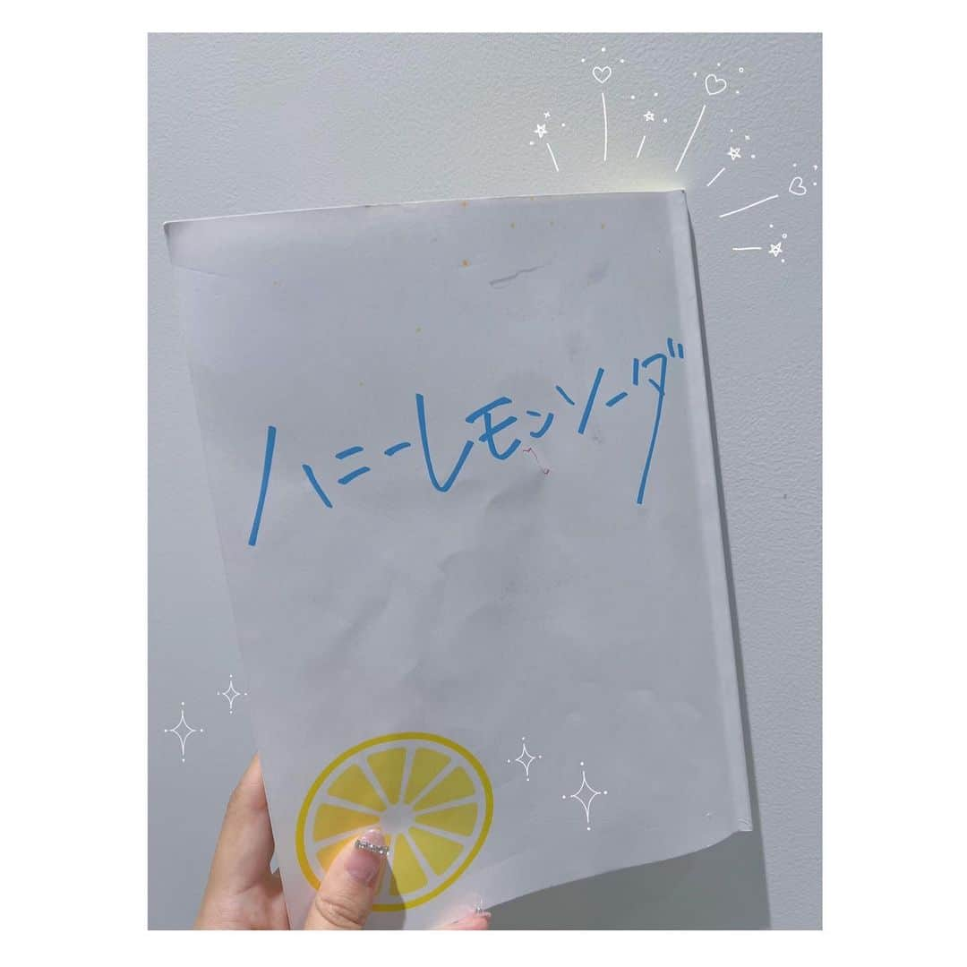 井口裕香さんのインスタグラム写真 - (井口裕香Instagram)「🍯🍋🫧 アニマックス朗読劇 『 #ハニーレモンソーダ 』 2022/09/08の回に出演させていただきました。  会場だけでなく、 ライブビューイングと配信もあり！ ご覧いただきありがとうございました。  #増田俊樹 さん #青山吉能 ちゃん #小野大輔 さん という素敵メンバー！！！ ご一緒させていただき、本当にしあわせでした☺️✨  ドキドキしたり キュンキュンしたり 胸がギュッてしたり 頭も心もフル回転！！！🥴💫  吉能ちゃんのやさしく明るくかわいいあゆみちゃんに何度も励まされ元気をもらい、増田さんのクールでかっこいい界くんにいっぱいドキドキをもらい、そして小野さんの娘想う愛たっぷり、説得力たっぷりなお父さんに引っ張ってもらって出来たお芝居がたくさんありました。 お稽古の時とはまたちがう感覚！  あとこれは余談なのですが 楽屋で小野さんにかけてもらった言葉がすごくあたたかくて、やさしくて、ううう、お父さん！小野さんんんんんんうれしいいいいいい😭✨となりました。 わたしも先輩のように、あったかくって、やさしくて、たのもしい、居てくれるだけで現場があかるくたのしくなる、すてきな役者さんになれるように頑張ろう！！！と胸熱くなりました❤️‍🔥  素敵な１日を、本当に本当にありがとうございました。  #長文 #長すぎる #すみません」9月9日 1時26分 - ooo31_iguchiyuka_31ooo