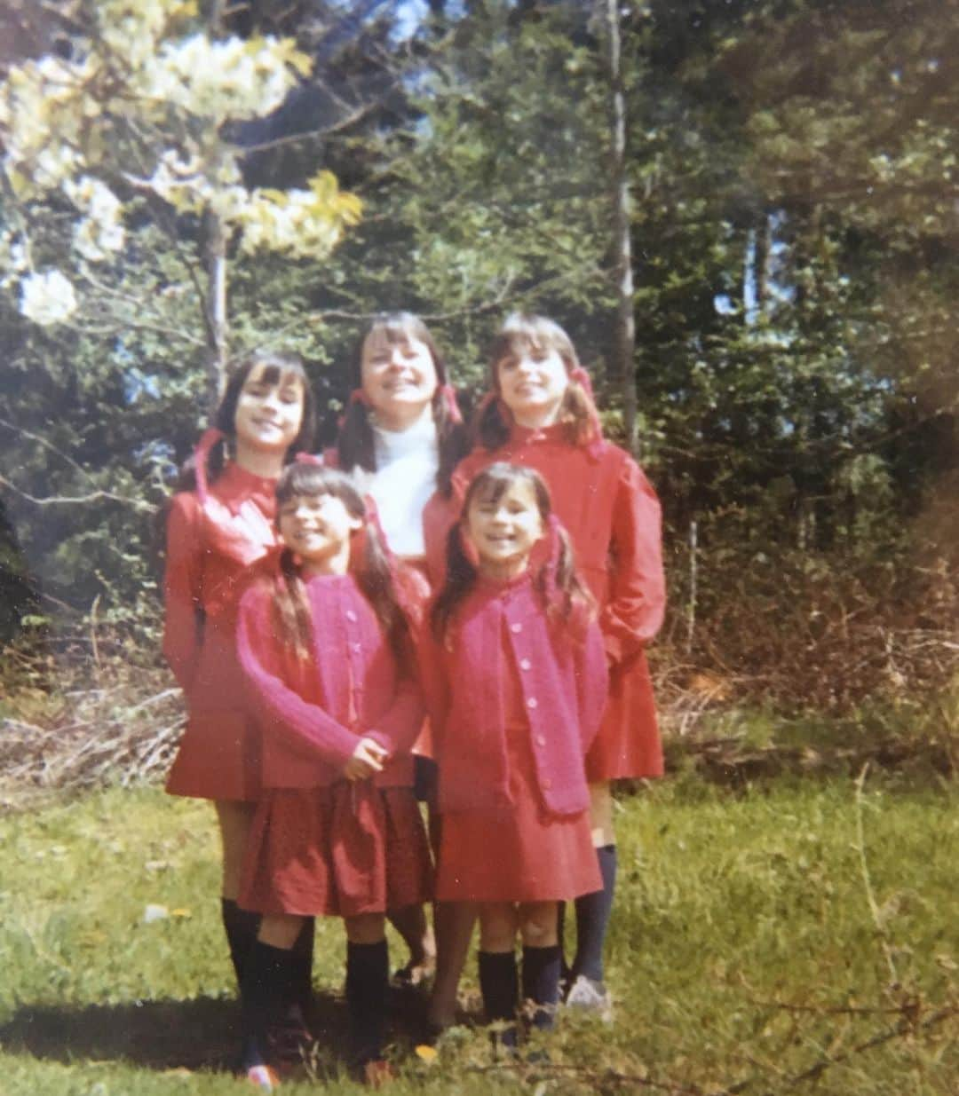 ジェニファー・ティリーさんのインスタグラム写真 - (ジェニファー・ティリーInstagram)「When I was little, the Queen came to Powell River!  My mother, who was a hippie and normally not concerned with such things suddenly decided that we must meet the queen!  So she dressed us all in red and we took the ferry to the mainland.  My mother reasoned if we were this big exciting red blob in the crowd the Queen would have to come over to see what was going on!  The crowd was sparse that day… Power River is a small town. When they arrived, Prince Philip saw us right away and headed over to say hello.  “What have we here?” he asked. “We’re the Tilly family from Texada Island!” we piped up in unison.  He was amused and brought the Queen over. “You must meet the Red Tilly Family from Texada island!” he insisted!  She was lovely and Prince Philip shook all our hands. It was definitely a red letter day! ❤️」9月9日 2時20分 - jennifertilly