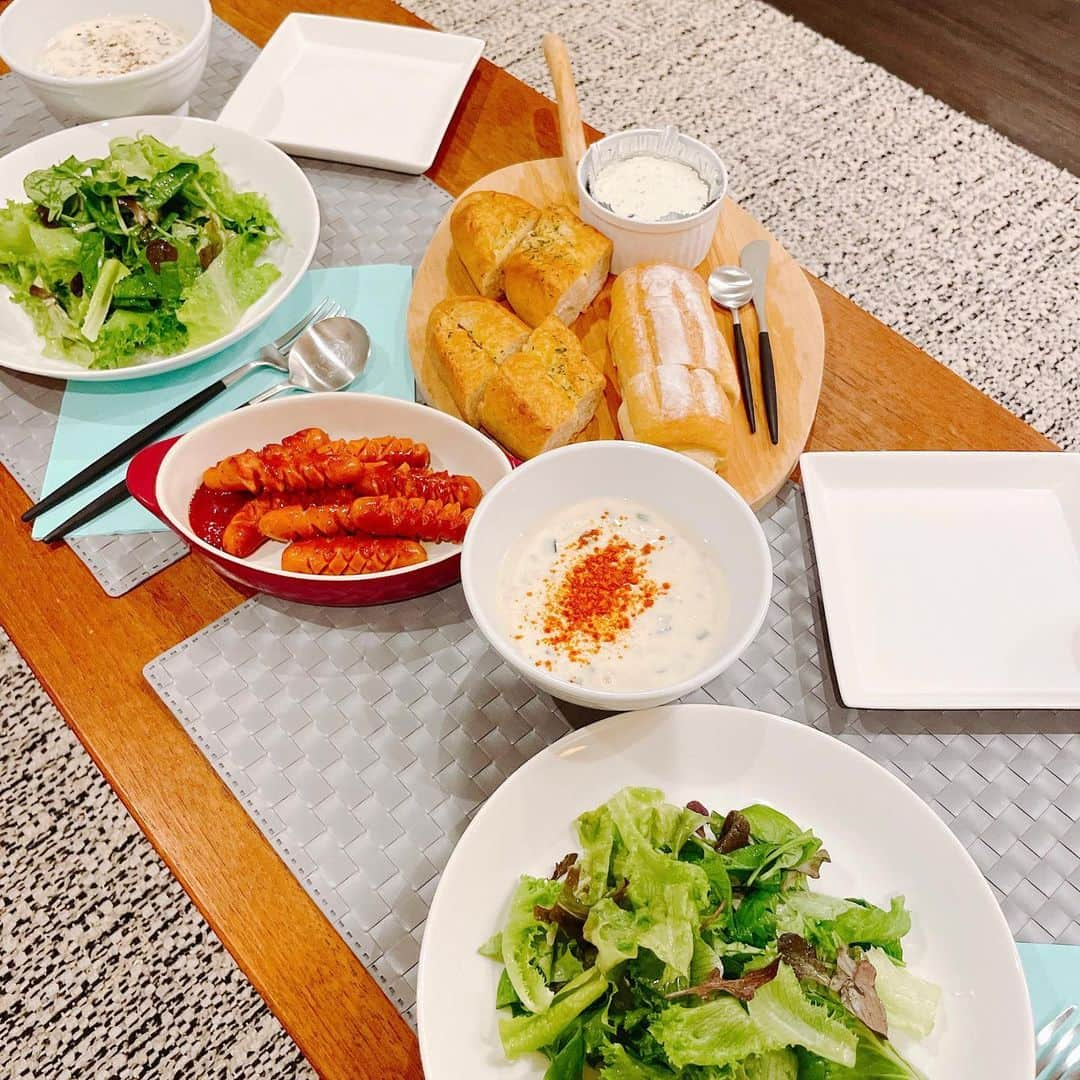 葉月里緒奈さんのインスタグラム写真 - (葉月里緒奈Instagram)「朝ご飯のような夕ご飯(笑)。 #おうちごはん #夕ご飯#クラムチャウダー#チョリソー #グリーンサラダ#バゲット#夜のジム前に下拵え#rionahazuki」9月9日 9時21分 - riona_hazuki