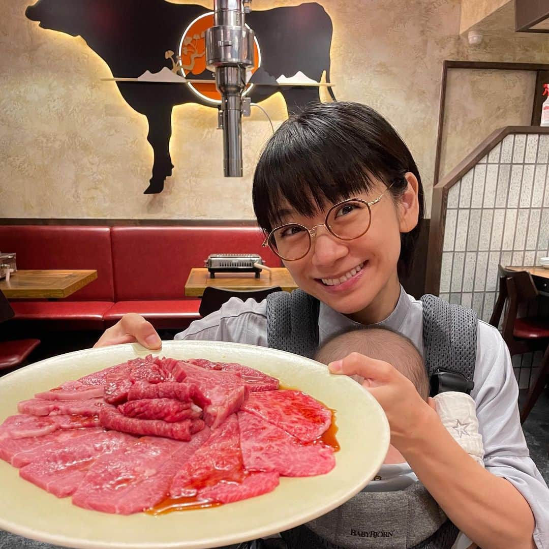 時東ぁみさんのインスタグラム写真 - (時東ぁみInstagram)「肉は人を幸せにする♡ ・ オープンしたばかりの焼肉 美かささん行ってきた！ こちらはメス牛のみ提供されてて、調味料などに添加物を使っていません！ メス牛の脂は口の中でとろけるほど優しくて、胸焼けしずらいらしい！胸焼けするのは溶けにくいオス牛の脂なんだって！ 写真撮り損ねたメニューもあるから、めちゃくちゃ食べたのにサッパリ美味しかった♡ ・ 誘ってくれたバス子さん @keirin1230 ありがとうございました😭♡ 次いつ行きます？？w ・ #時東ぁみ #焼肉 #yakiniku #神田 #kanda #美かさ #焼肉美かさ #メス牛 #とろける #添加物不使用 #肉は人を幸せにする #肉は正義 #肉好きに悪い人はいない #誰か行こう #個室あり #トレーニーにオススメ」9月9日 9時25分 - amitokito