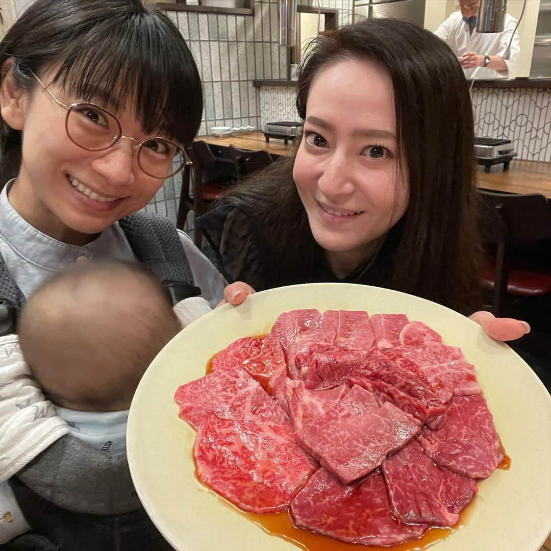 時東ぁみさんのインスタグラム写真 - (時東ぁみInstagram)「肉は人を幸せにする♡ ・ オープンしたばかりの焼肉 美かささん行ってきた！ こちらはメス牛のみ提供されてて、調味料などに添加物を使っていません！ メス牛の脂は口の中でとろけるほど優しくて、胸焼けしずらいらしい！胸焼けするのは溶けにくいオス牛の脂なんだって！ 写真撮り損ねたメニューもあるから、めちゃくちゃ食べたのにサッパリ美味しかった♡ ・ 誘ってくれたバス子さん @keirin1230 ありがとうございました😭♡ 次いつ行きます？？w ・ #時東ぁみ #焼肉 #yakiniku #神田 #kanda #美かさ #焼肉美かさ #メス牛 #とろける #添加物不使用 #肉は人を幸せにする #肉は正義 #肉好きに悪い人はいない #誰か行こう #個室あり #トレーニーにオススメ」9月9日 9時25分 - amitokito