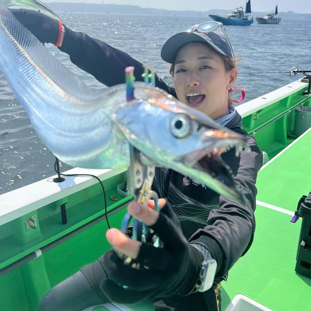 彼方茜香さんのインスタグラム写真 - (彼方茜香Instagram)「タチウオ♥ 東京湾タチウオテンヤ釣りー！ 関西と釣り方が違って苦戦するー！ でも釣れたらでかいー♪ 脂がのってて美味しいー♪ この日はTOP27匹。 私4匹。 釣り方。釣れるカラー。動かし方。 ロッドの硬さ。などなど。 めちゃくちゃ大事な釣りだ( ¨̯ ) 大阪湾で使ってたロッドの柔らかさでは太刀打ちできません。 太刀魚だけに🤭ぷ 修行に励みます•*¨*•.¸¸☆ 沖縄のYAZAWA船長との出会いで繋がった東京湾釣り最強メンバーの皆様♪ これから鍛えていただきたいと思います‎|•'-'•)و✧  #教至丸   #のりゆきまる  #タチウオテンヤ  #太刀魚 #太刀魚釣り  #東京湾釣り   #sarynfishing」9月9日 9時39分 - serikaochikata