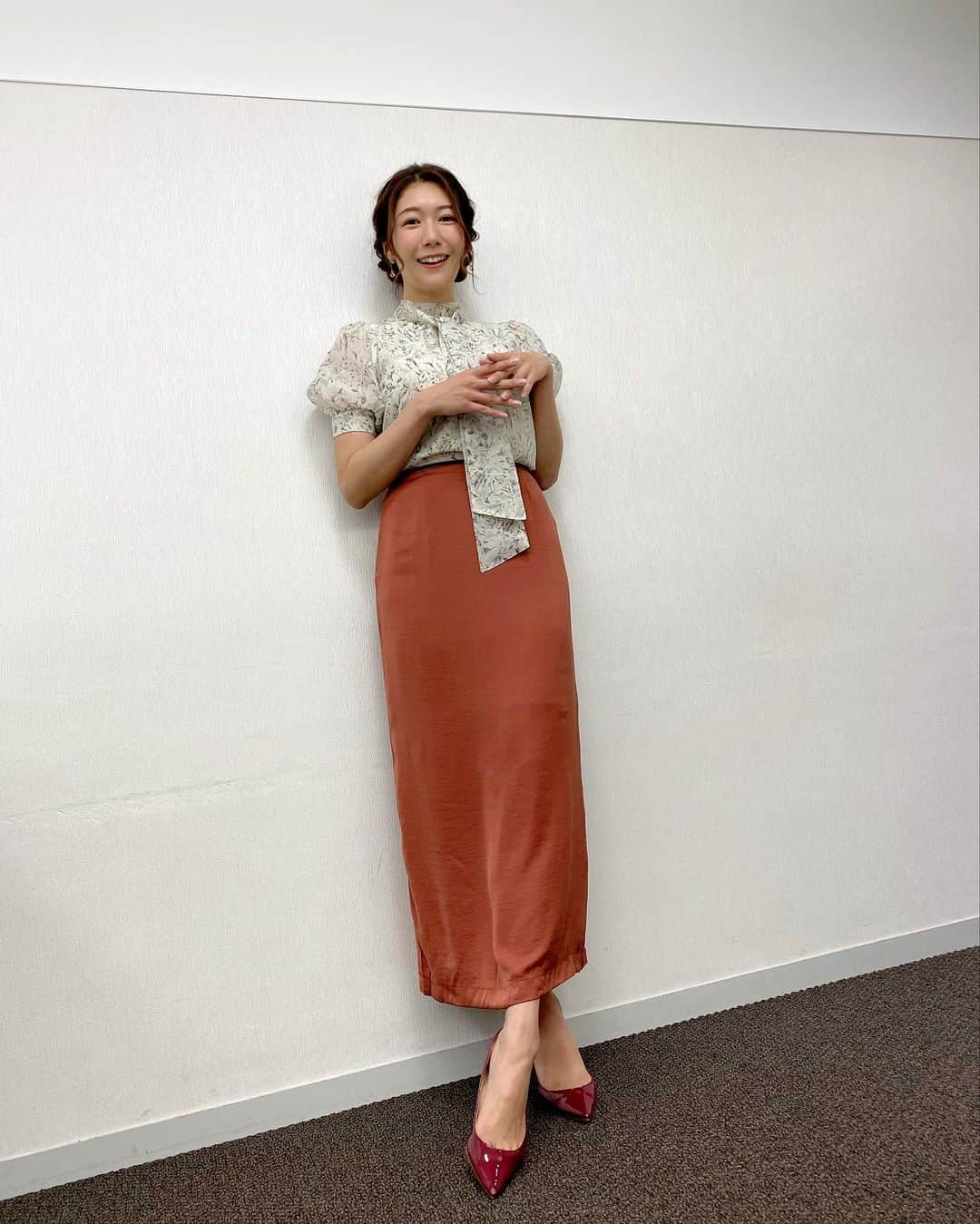 穂川果音さんのインスタグラム写真 - (穂川果音Instagram)「おはようございます😊 今日も近畿〜東北南部は雲の多い天気☁️ 特に近畿や東海地方では局地的な雷雨に注意を⚡️ その他の地域は日差しでて、一日の寒暖差が大きくなりそうです。 沖縄地方の方は台風への備えをお願いします。  👗雨エリアは傘からはみ出にくいタイトめなスカートがオススメですよー  #アベプラ　#気象予報士　#明日コレ着よコーデ　　#ほかのん #fashion #cordinate  　#ファッション 　#雨の日コーデ 　#fashion #cordinate #weatherreport #お天気コーデ 　　#9月コーデ　#衣装 　#アナウンサーコーデ　　#秋コーデ　#ブラウスコーデ　#タイトスカートコーデ  　#秋色コーデ　#お天気キャスター　 #weatherforecast #お天気お姉さんコーデ 　#170センチコーデ」9月9日 9時52分 - hokawakanonn