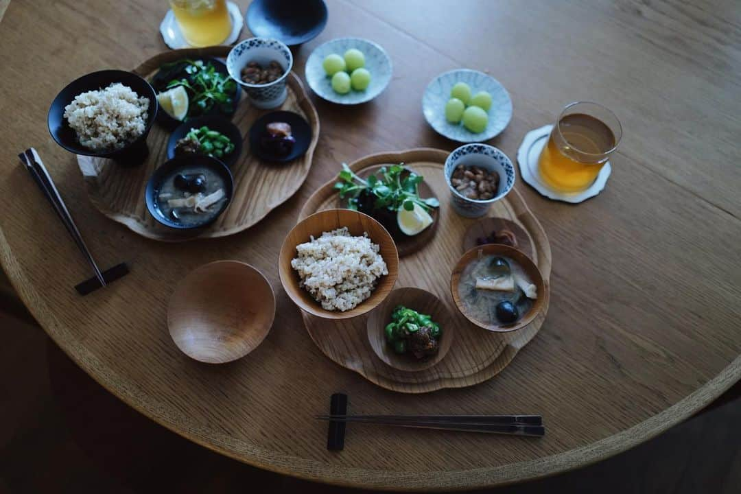 高山都さんのインスタグラム写真 - (高山都Instagram)「新しく来たうつわたちで朝食。 マトリョーシカ🪆みたいな漆器は　　　　 　@gatomikio_shouten  輪花のお盆は #四十沢木材工芸 @hanamurasaki_official で一目惚れして購入。 最近、お盆集めが小さなブームです。 グラスの下に敷いた美しいコースターは @takemata_yuichi の作品。 北陸旅のホクホクの出会いたち。 久々の玄米やっぱり身体が喜んでる！我が家の定番メシ。 @daybyday__2016 #みやれゴハン」9月9日 11時58分 - miyare38