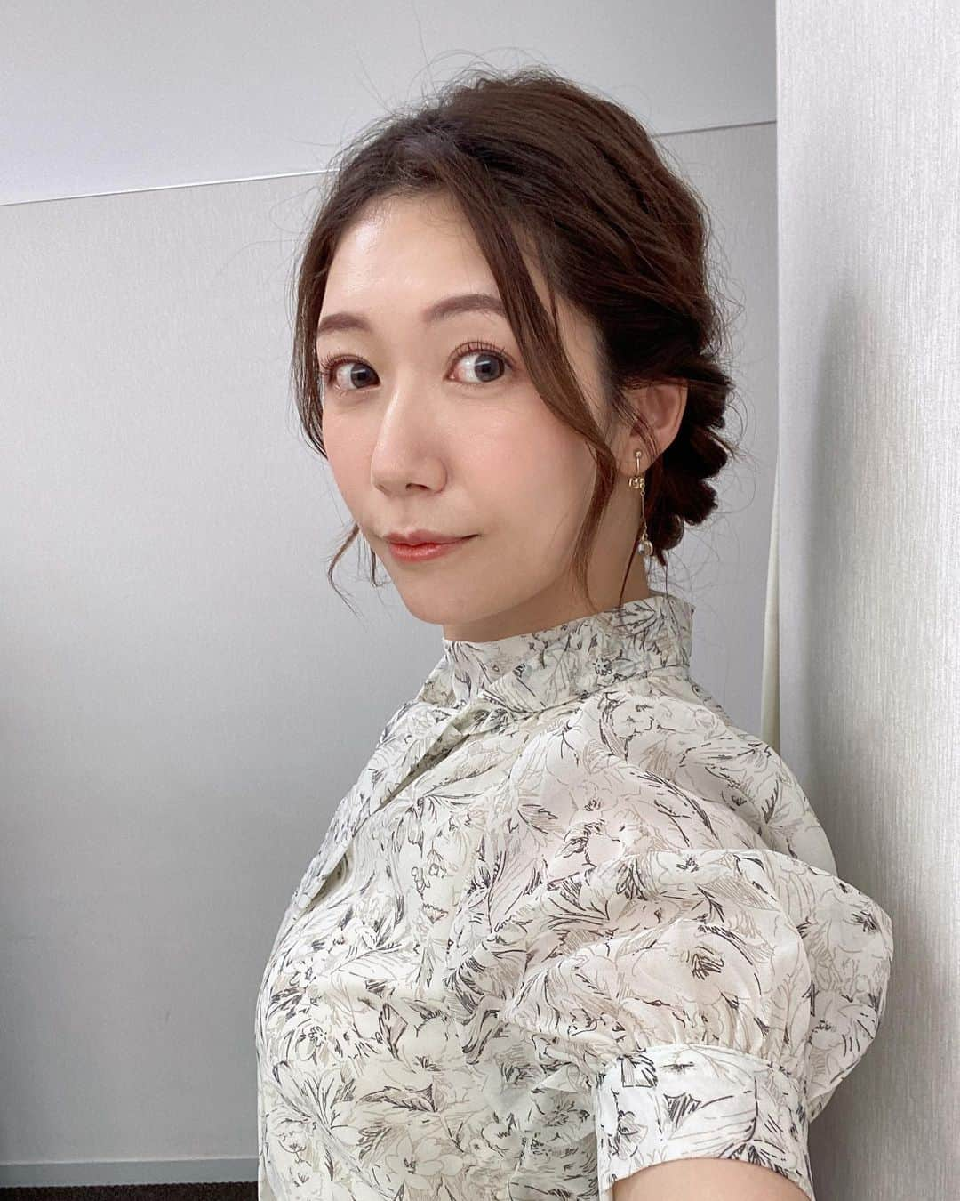 穂川果音さんのインスタグラム写真 - (穂川果音Instagram)「hairstyle  編み込みアップヘアです😊  #hairstyle #hairarrange #アップヘア　#アベプラ　#abematv #アップスタイル　#イヤリング　#earrings   #穂川果音  #気象予報士　#下めアップ  #綺麗めアレンジ 　#まとめ髪　#お天気キャスター #前髪アレンジ　#編み込みアップヘア #編み込みアレンジ　#可愛い系ヘアスタイル」9月9日 13時13分 - hokawakanonn